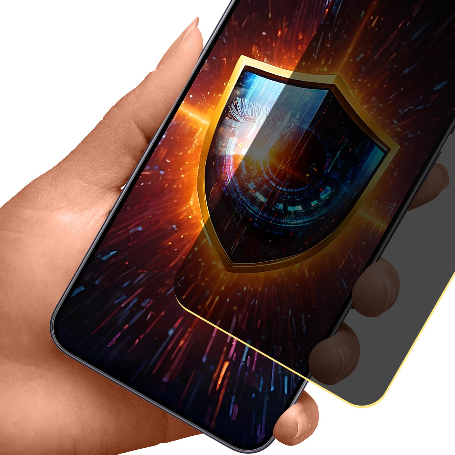 Mano che tiene uno smartphone che mostra uno scudo dorato, con una protezione per lo schermo parzialmente applicata.
