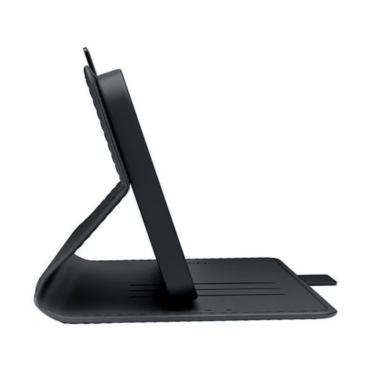 Una custodia nera per tablet, aperta e appoggiata. La custodia è su sfondo bianco, che mostra il suo design e la sua funzionalità.
