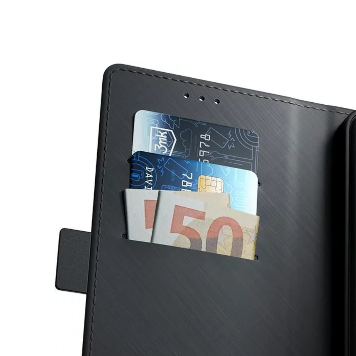 Primo piano di un portafoglio con carte e una banconota da 50 euro. Il portafoglio è nero. Le carte hanno disegni blu e bianchi.