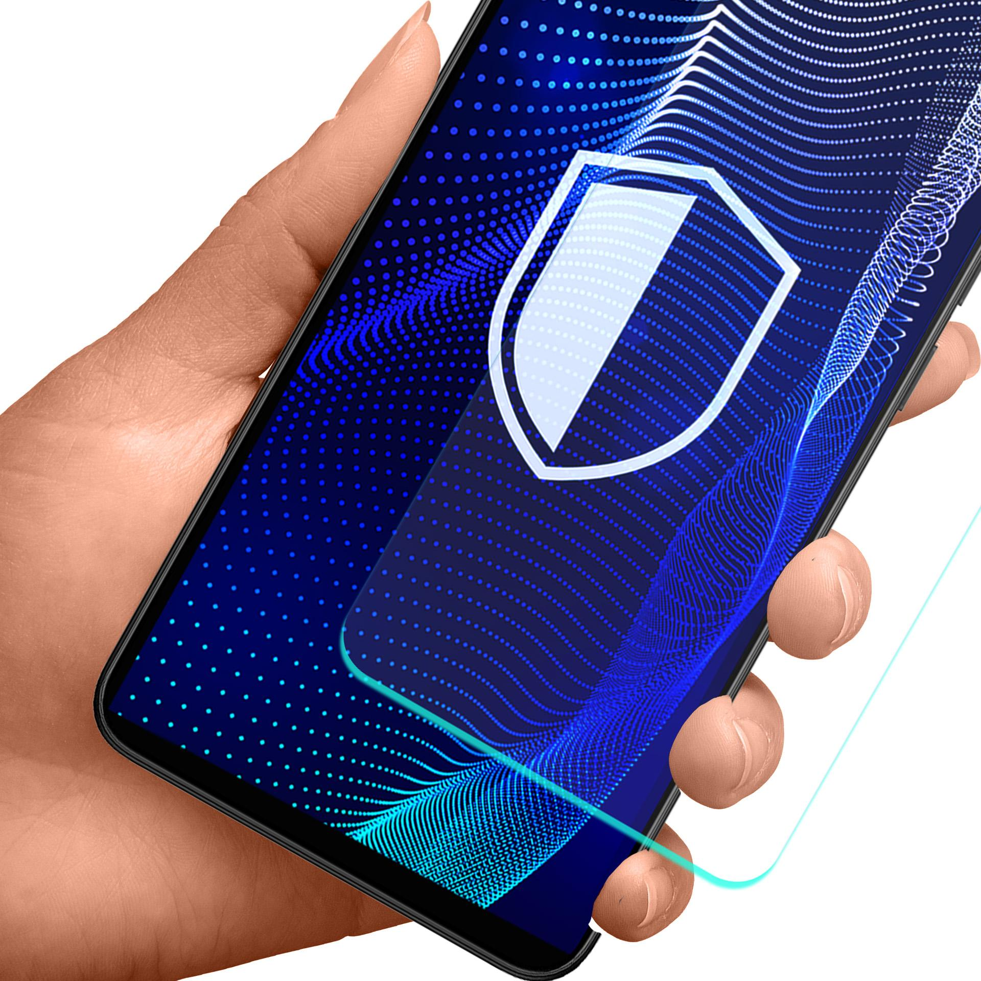 Mano che tiene un telefono con un'icona a scudo. Lo schermo mostra punti e linee blu, suggerendo sicurezza.