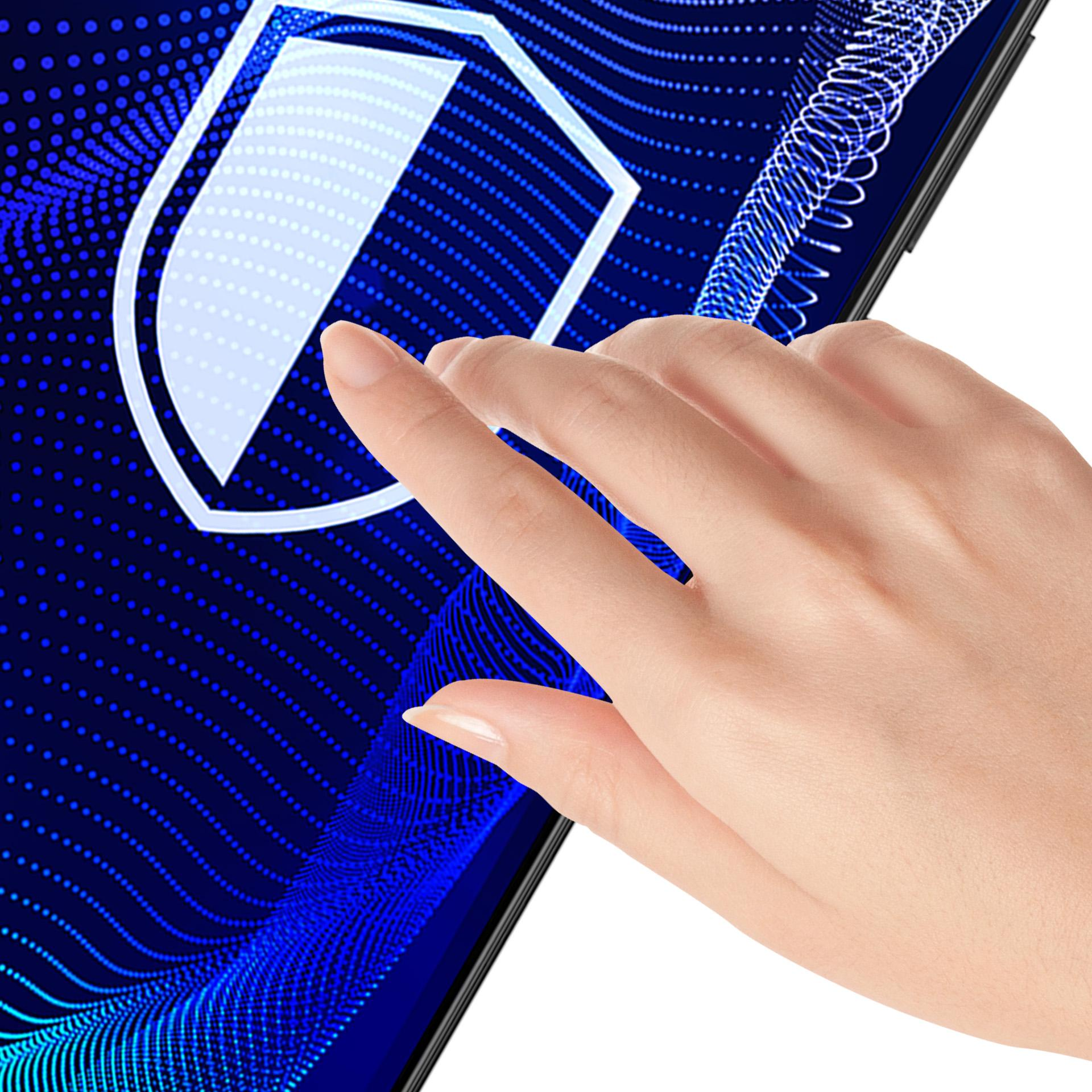 Mano che tocca lo schermo con icona scudo, sfondo blu astratto. Concetto di protezione.