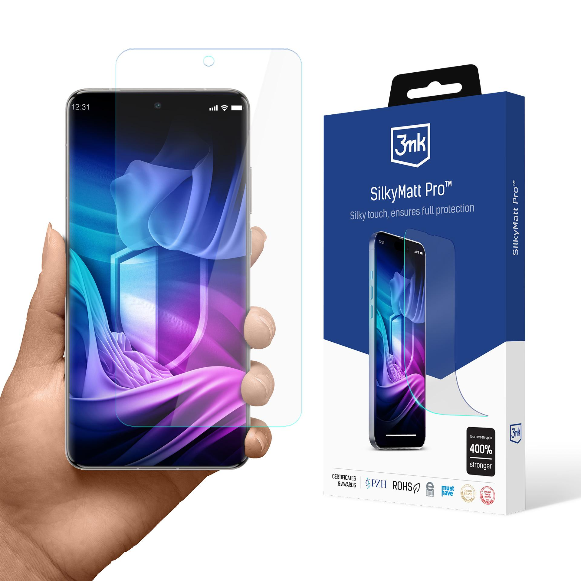 Mano che tiene un telefono con protezione schermo, accanto a una scatola SilkyMatt Pro blu e bianca con informazioni sul prodotto.