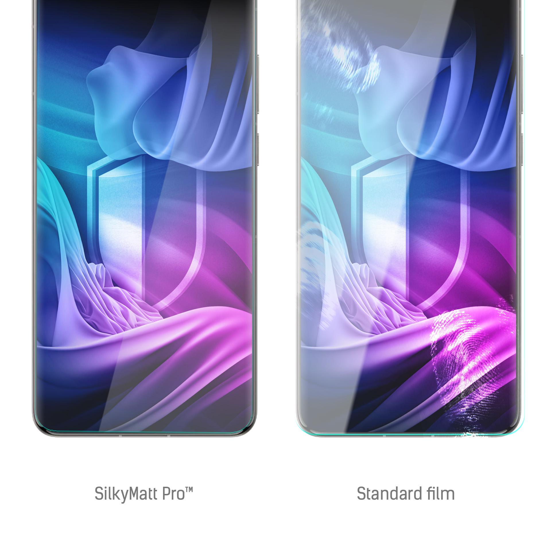 Due schermi di telefono affiancati, uno con SilkyMatt Pro, l'altro con pellicola standard, che mostrano effetti visivi.