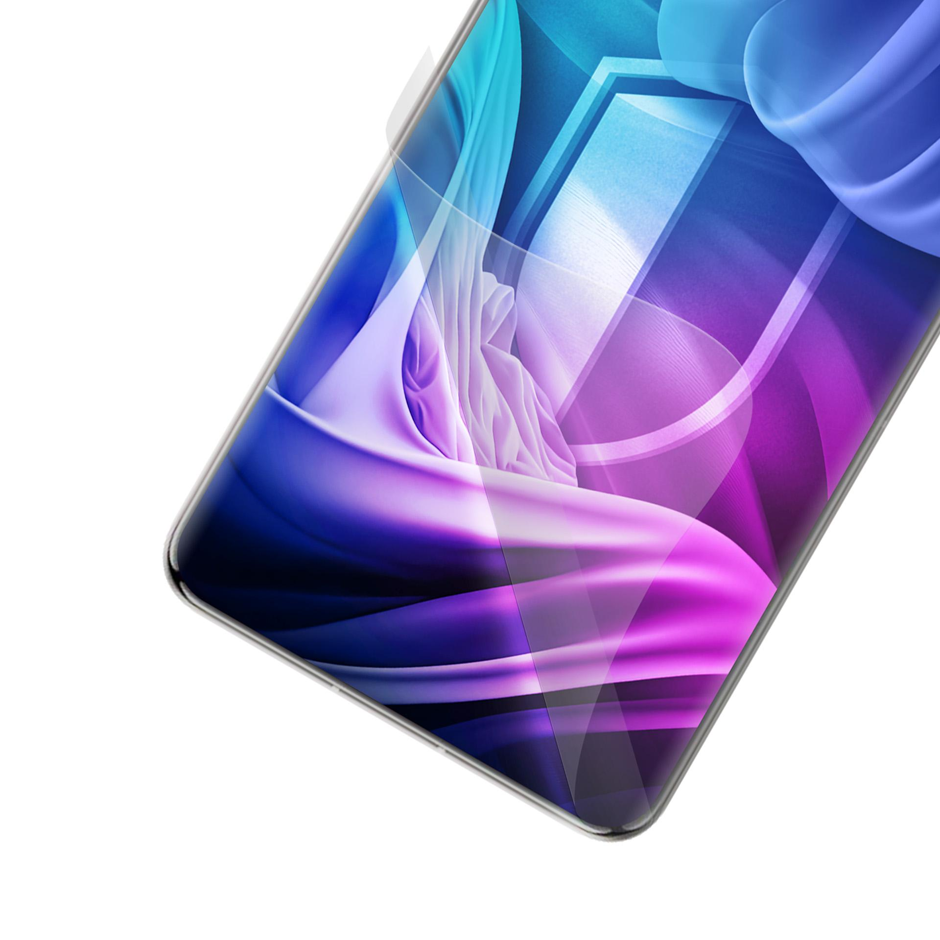 Bordo smartphone con design astratto viola e blu sullo schermo, sfondo bianco.