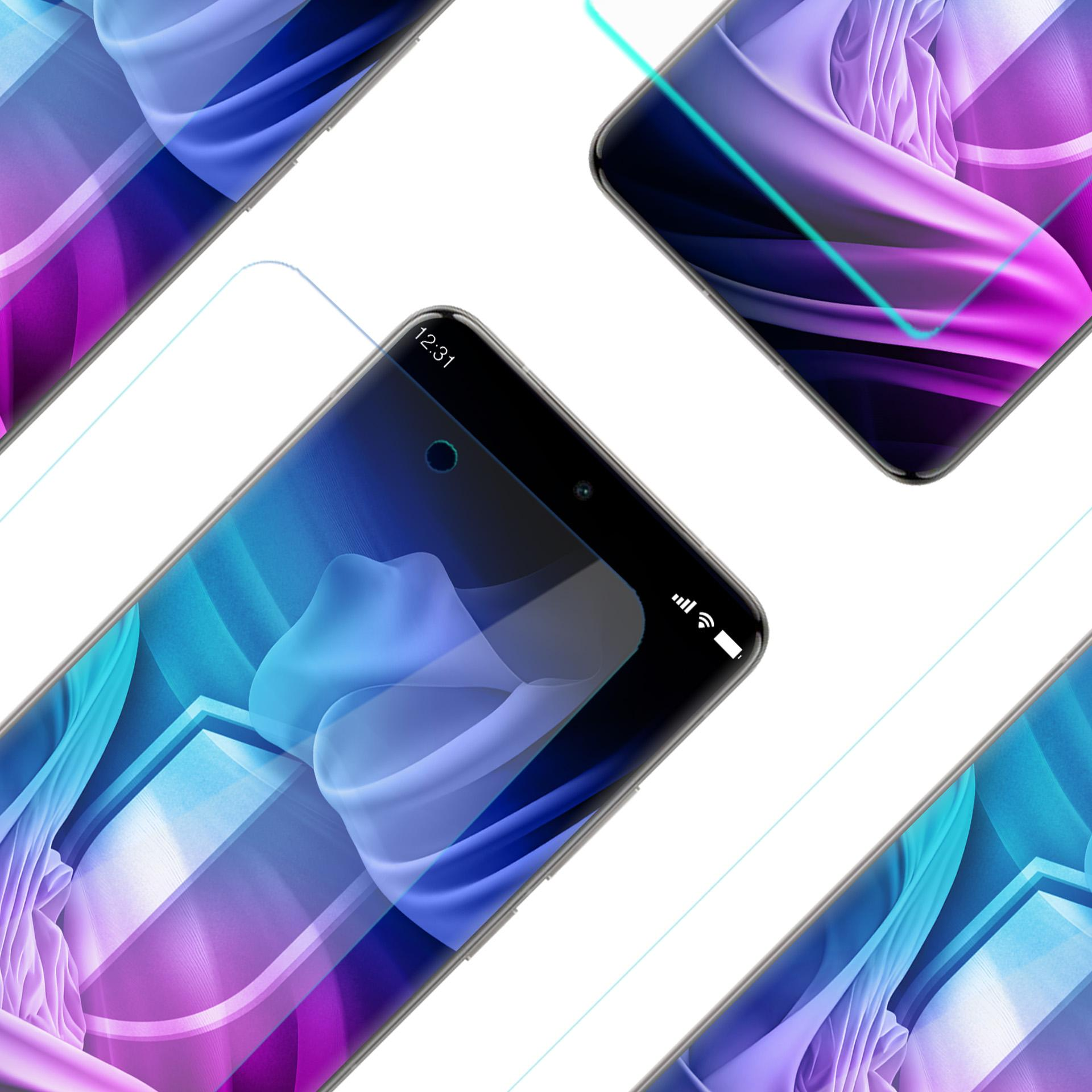Più smartphone con protezioni schermo. Gli schermi mostrano design astratti blu, viola e bianchi. L'ora 12:31 è visibile su uno.