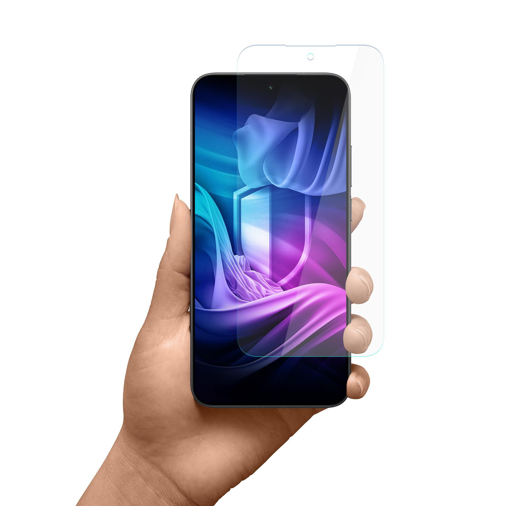 Dłoń trzyma smartfon z ochraniaczem ekranu. Ekran wyświetla kolorowy abstrakcyjny obraz.