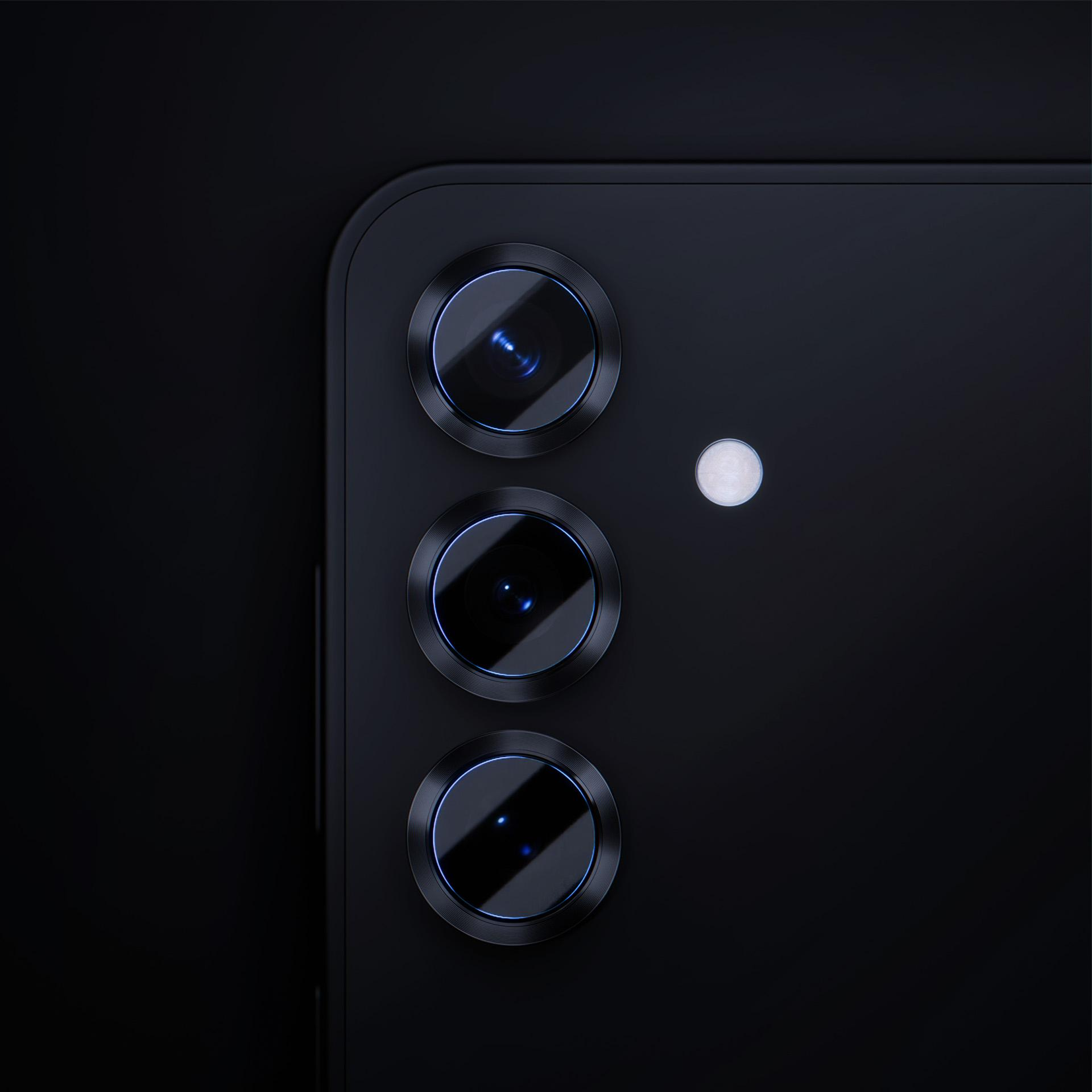 Zbliżenie czarnego modułu kamery telefonu z trzema obiektywami i lampą błyskową. Soczewki odbijają światło.