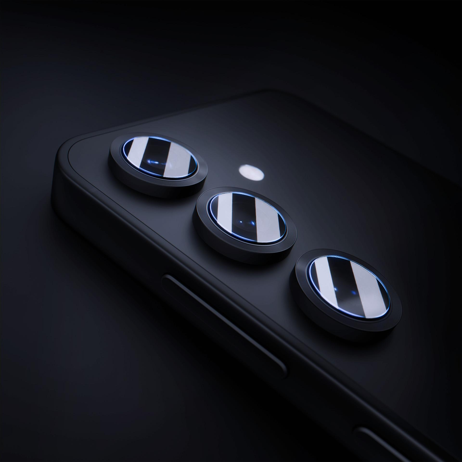 Zbliżenie czarnego smartfona z trzema obiektywami. Obiektywy mają niebieską poświatę.