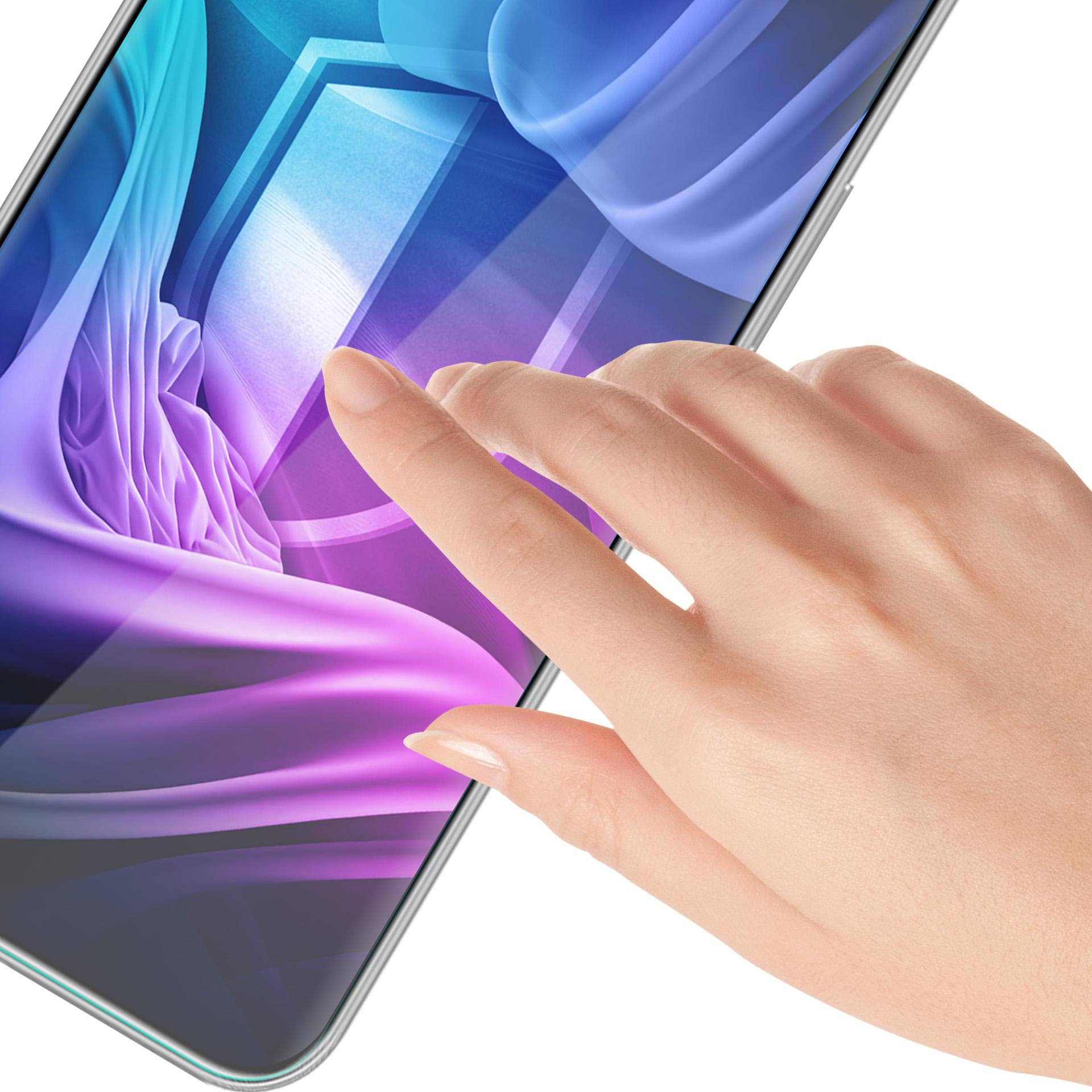 Una mano tocca lo schermo di un telefono. Lo schermo mostra un design astratto colorato. Sfondo bianco.