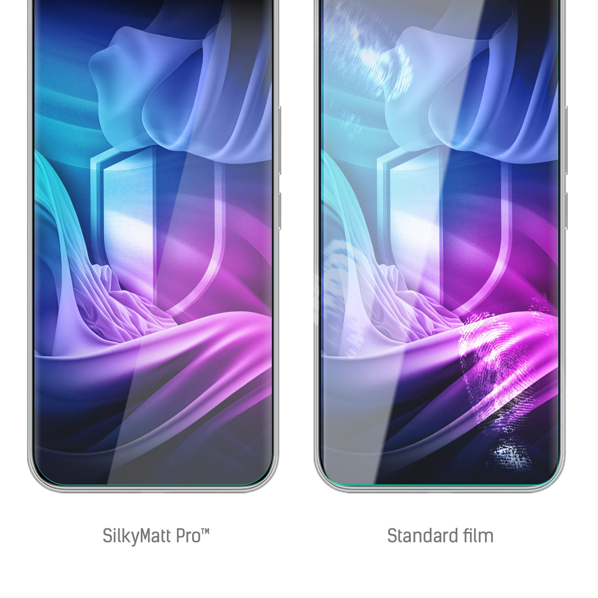 Due schermi di telefono affiancati. A sinistra SilkyMatt Pro, a destra pellicola standard, entrambi con design blu e viola.