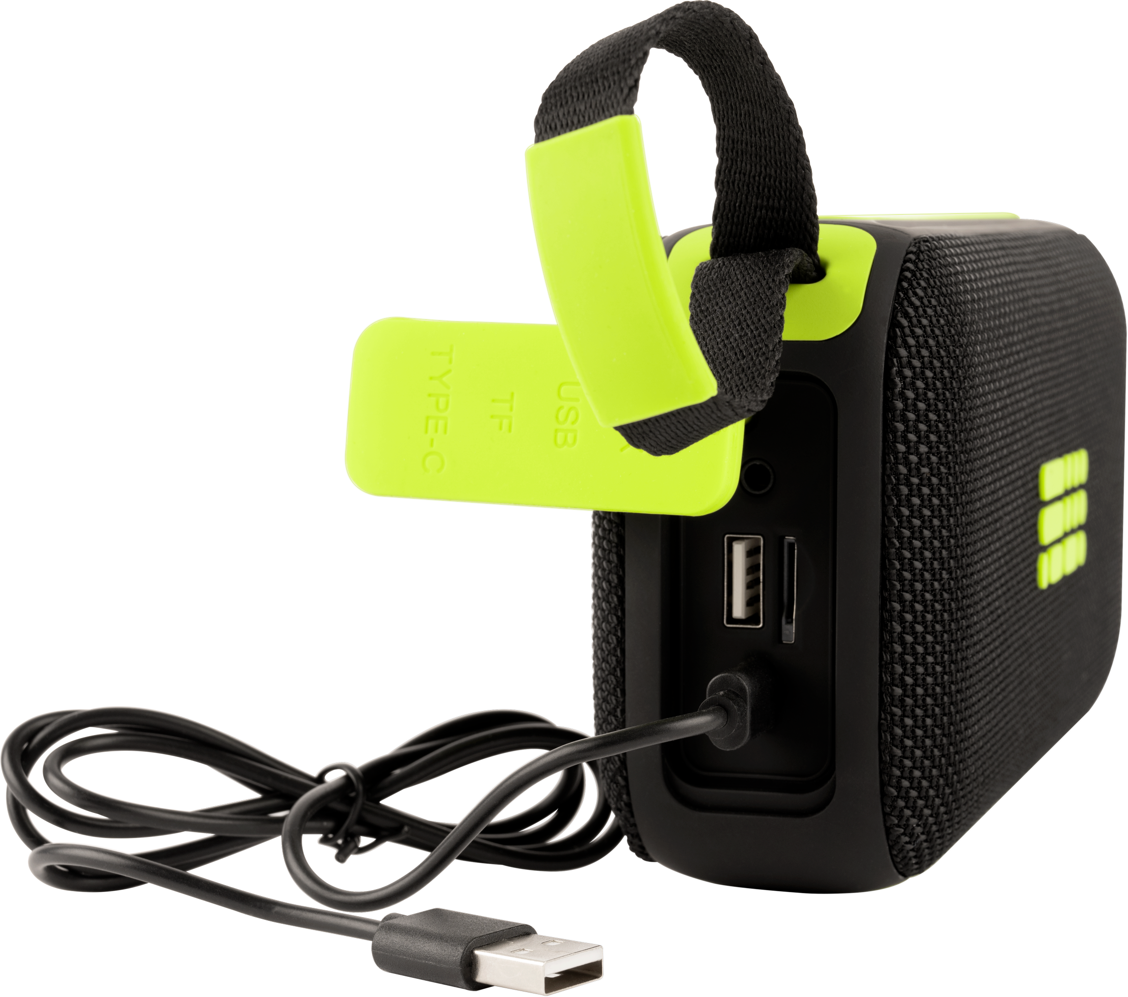 Ein tragbarer schwarzer und grüner Lautsprecher mit angeschlossenem USB-Kabel. Verfügt über USB-, TF- und Typ-C-Anschlüsse.
