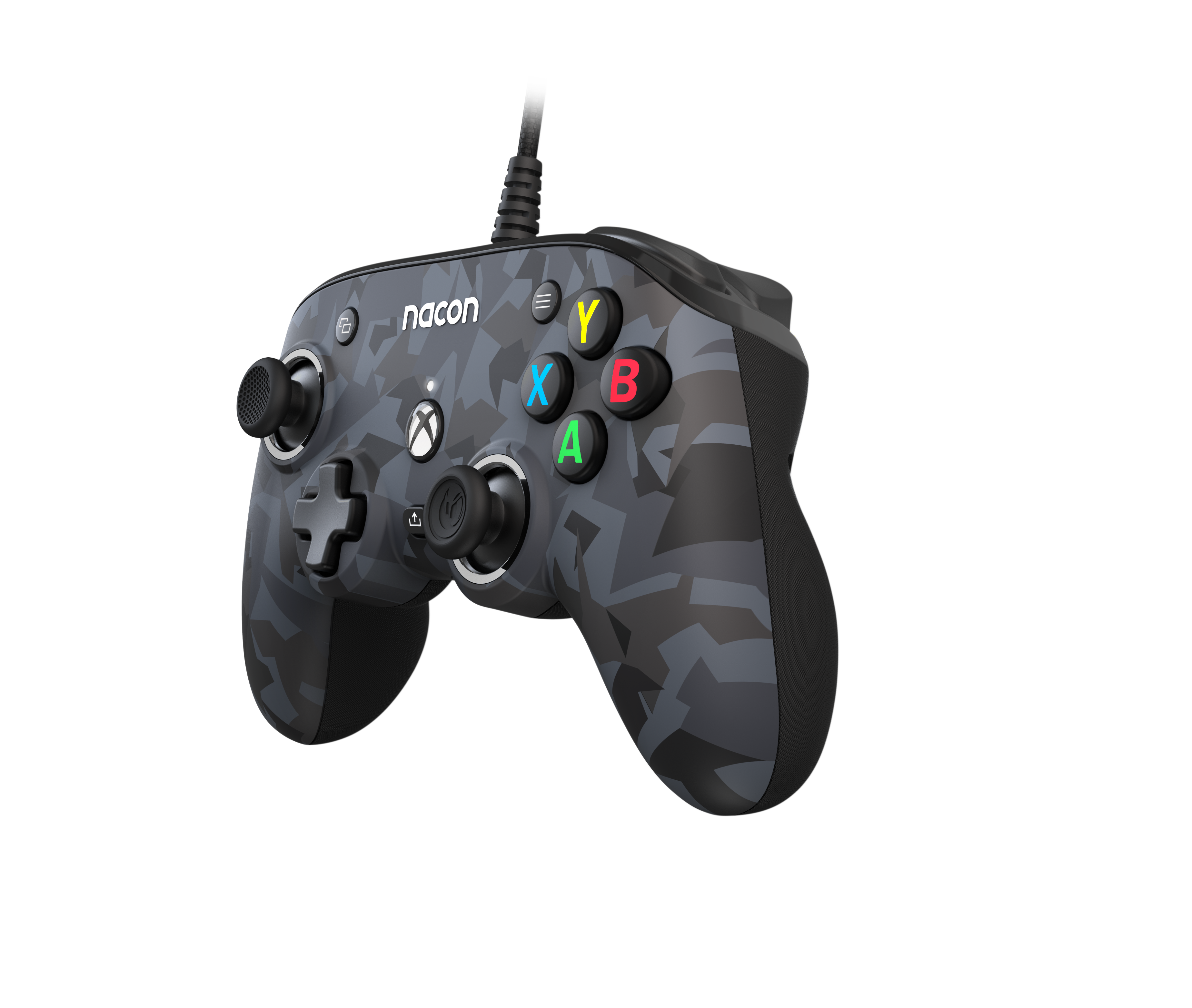 Kamuflażowy kontroler Xbox z kolorowymi przyciskami na czarnym tle. Posiada kabel i markę 'nacon'.