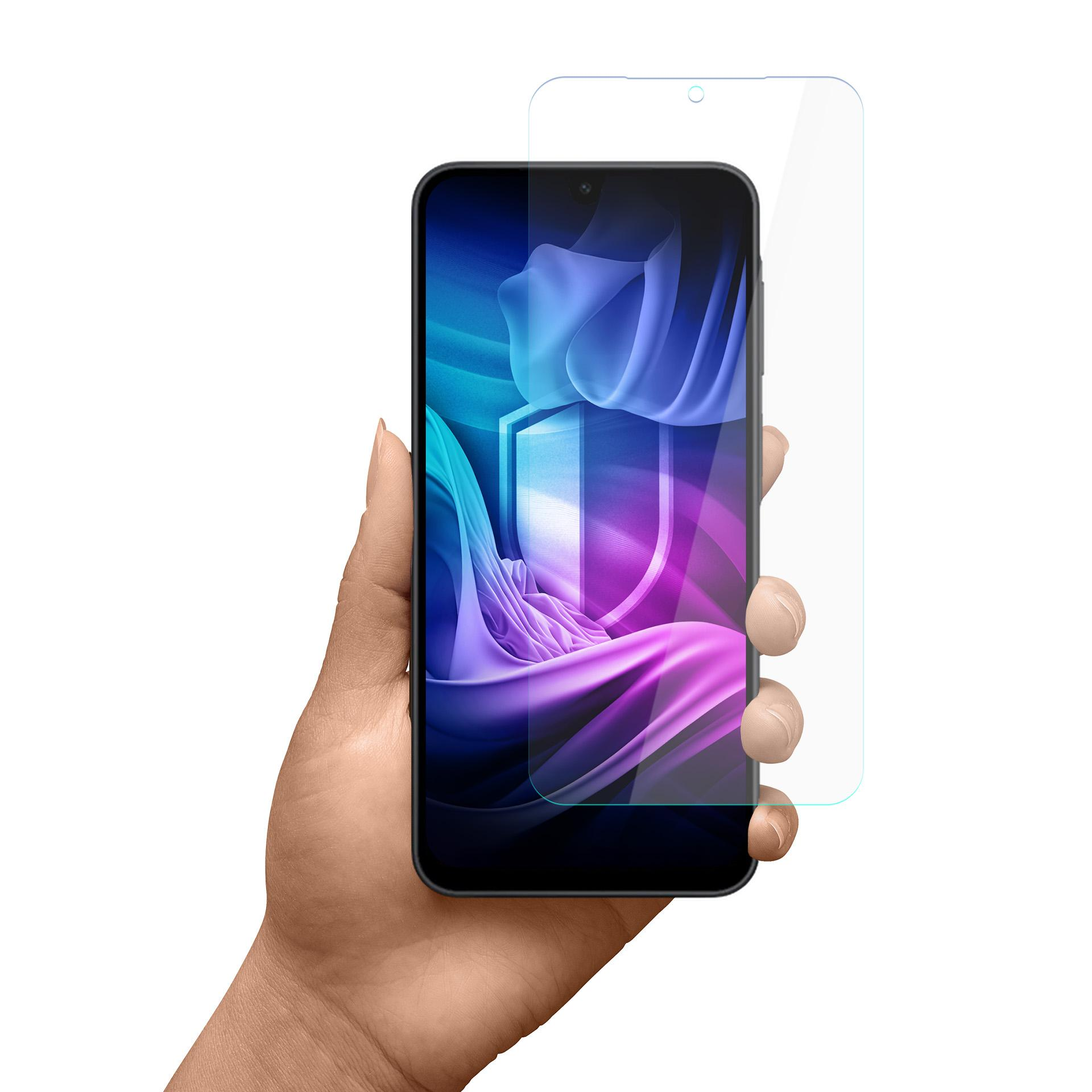 Una mano tiene un telefono con protezione schermo. Lo schermo mostra un'immagine astratta colorata. La protezione è trasparente.