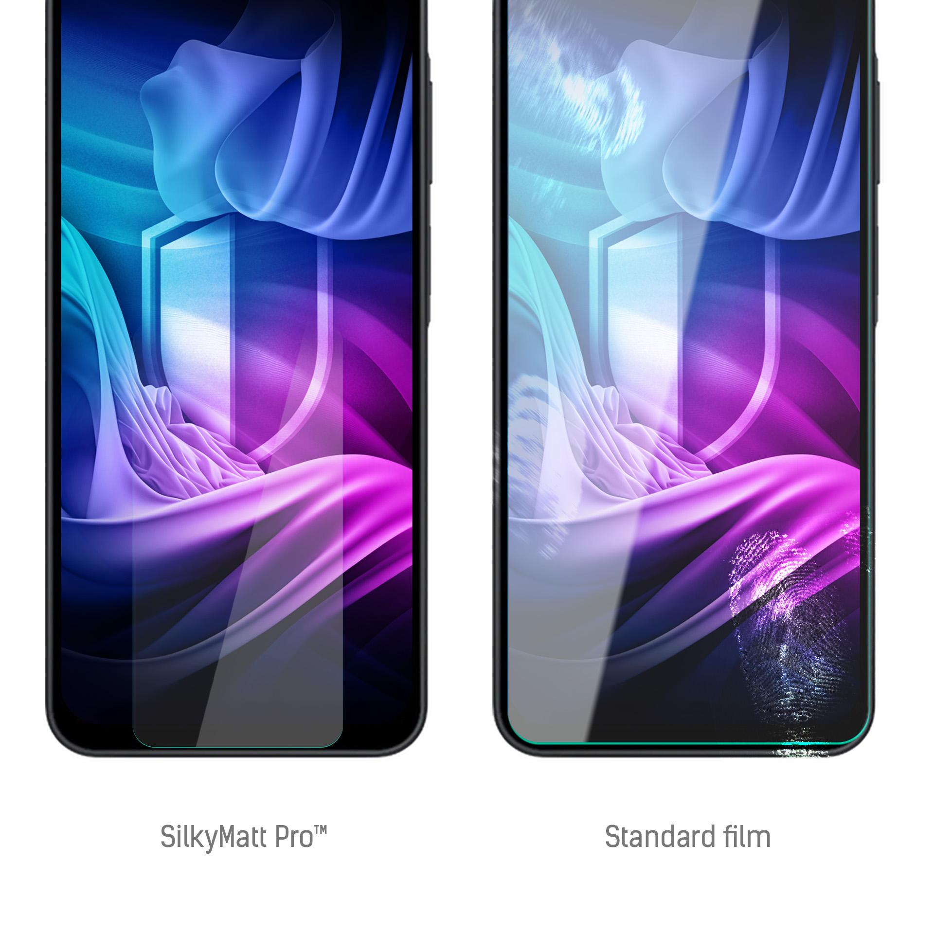 Due telefoni affiancati, uno con protezione schermo. A sinistra SilkyMatt Pro, a destra un film standard.