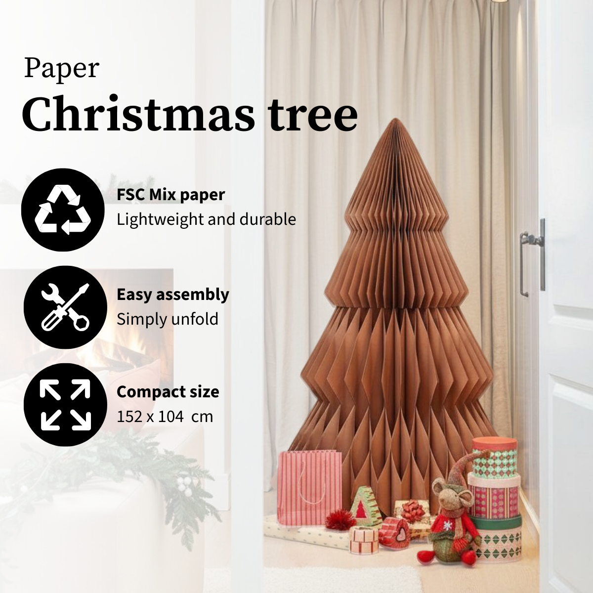 Een papieren kerstboom staat in de buurt van cadeaus en een speelgoedmuis. Tekst beschrijft de kenmerken van de boom: FSC-papier, eenvoudige montage en compact formaat.
