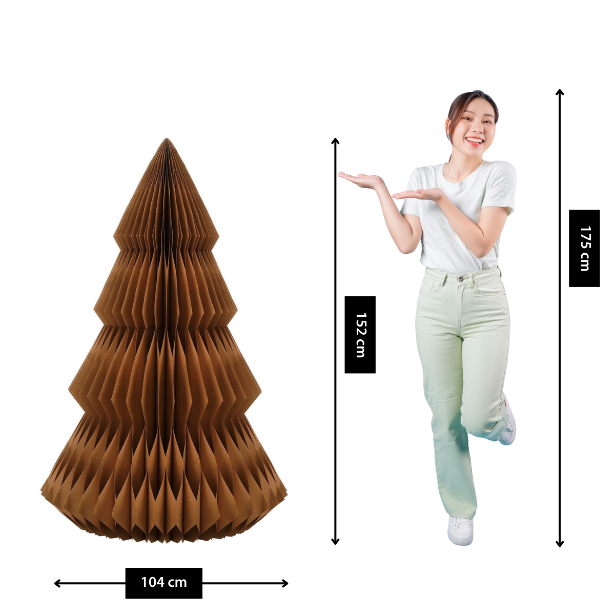 Een vrouw staat naast een bruine papieren kerstboom. Er worden afmetingen weergegeven. De vrouw wijst lachend naar de boom.