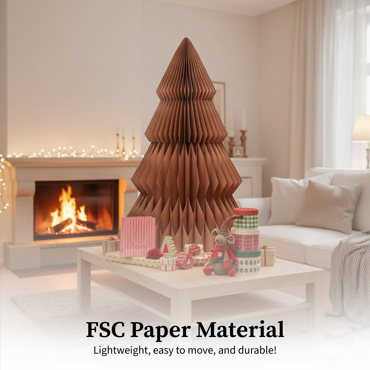 Een bruine papieren kerstboom op een tafel met cadeaus. Een brandende open haard erachter en een witte bank op de achtergrond.