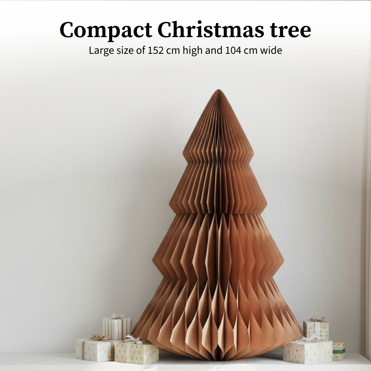 Een bruine papieren kerstboom staat op een plank met ingepakte cadeaus. De boom staat voor een witte muur.