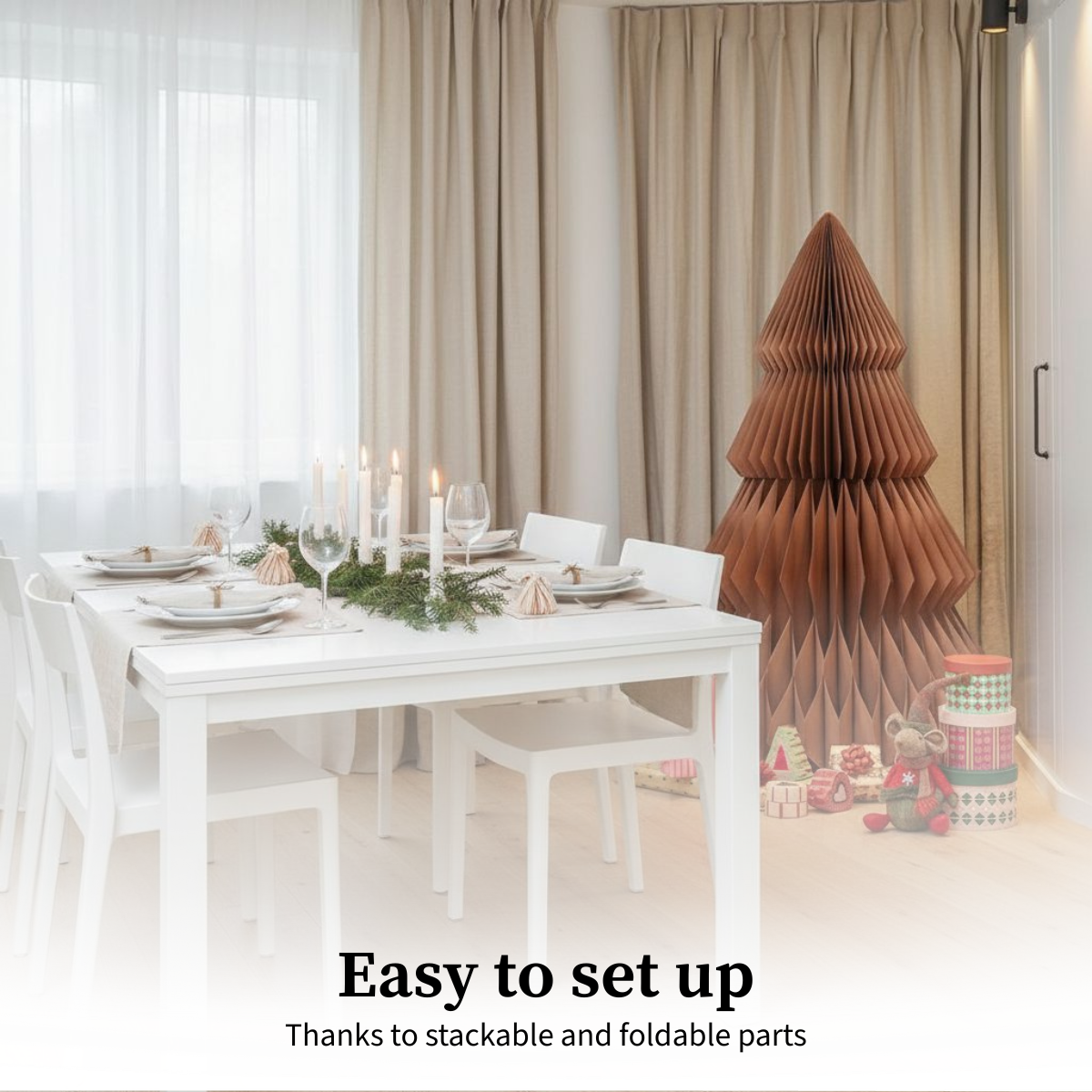 Een eettafel gedekt voor een feestmaaltijd, een papieren kerstboom, cadeaus en een knuffel in een kamer met neutrale gordijnen.