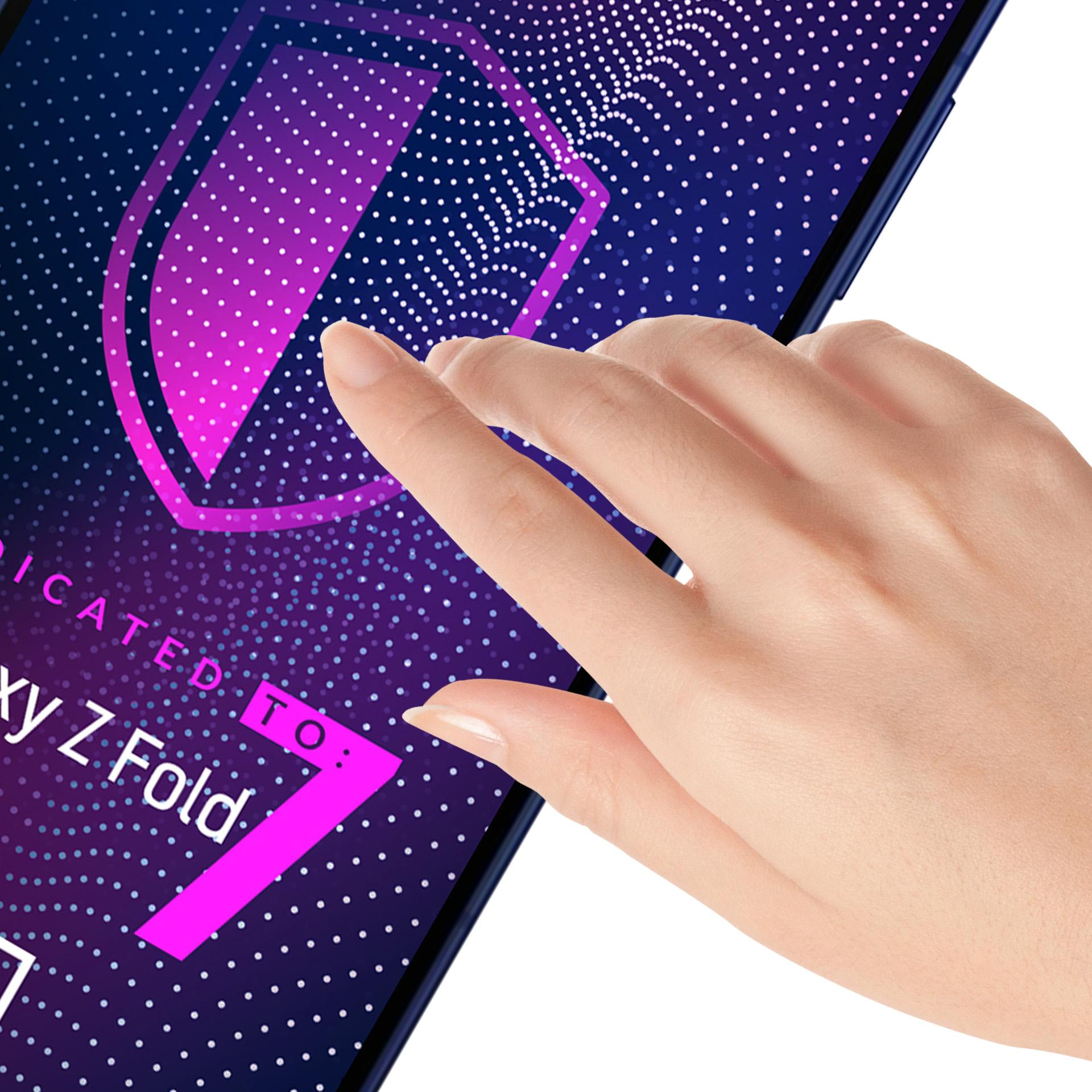 Mano che tocca lo schermo di un telefono con un design a scudo. Testo: 'Dedicato a: Galaxy Z Fold 7'.