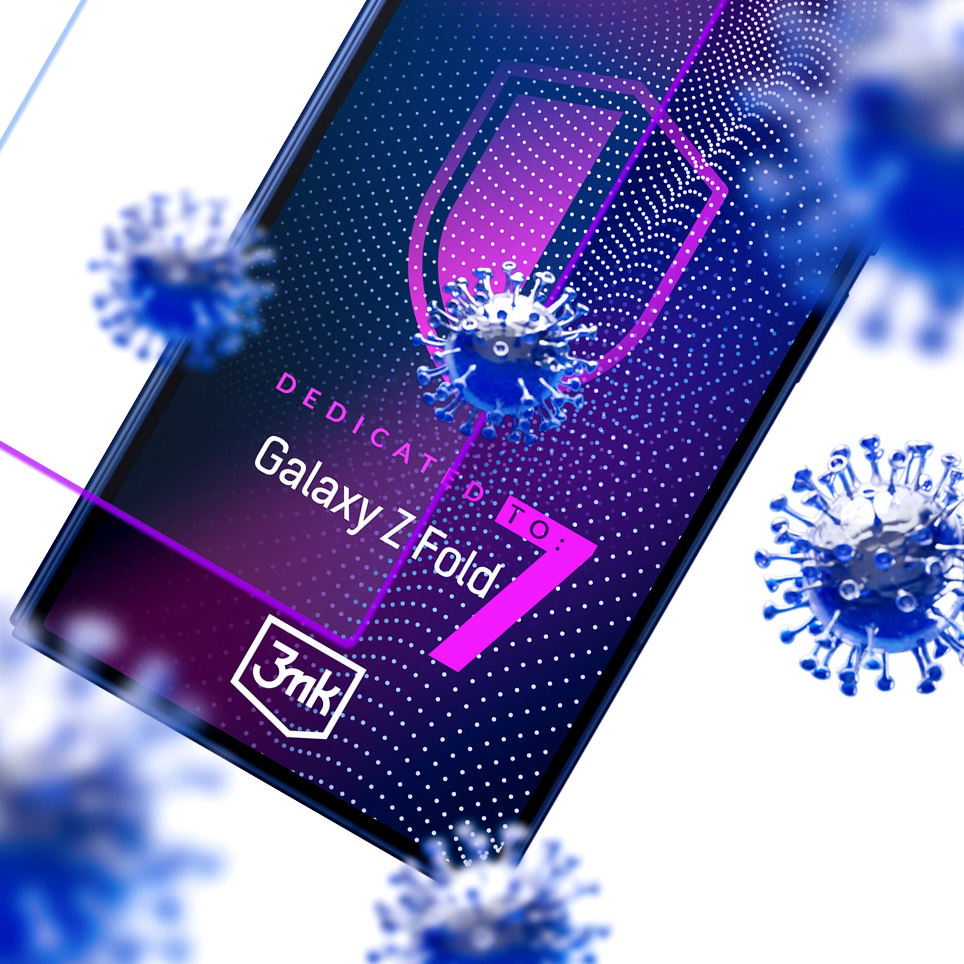 Uno schermo del telefono mostra 'Galaxy Z Fold 7' con un'illustrazione di un virus. Virus blu fluttuano intorno al telefono su sfondo bianco.