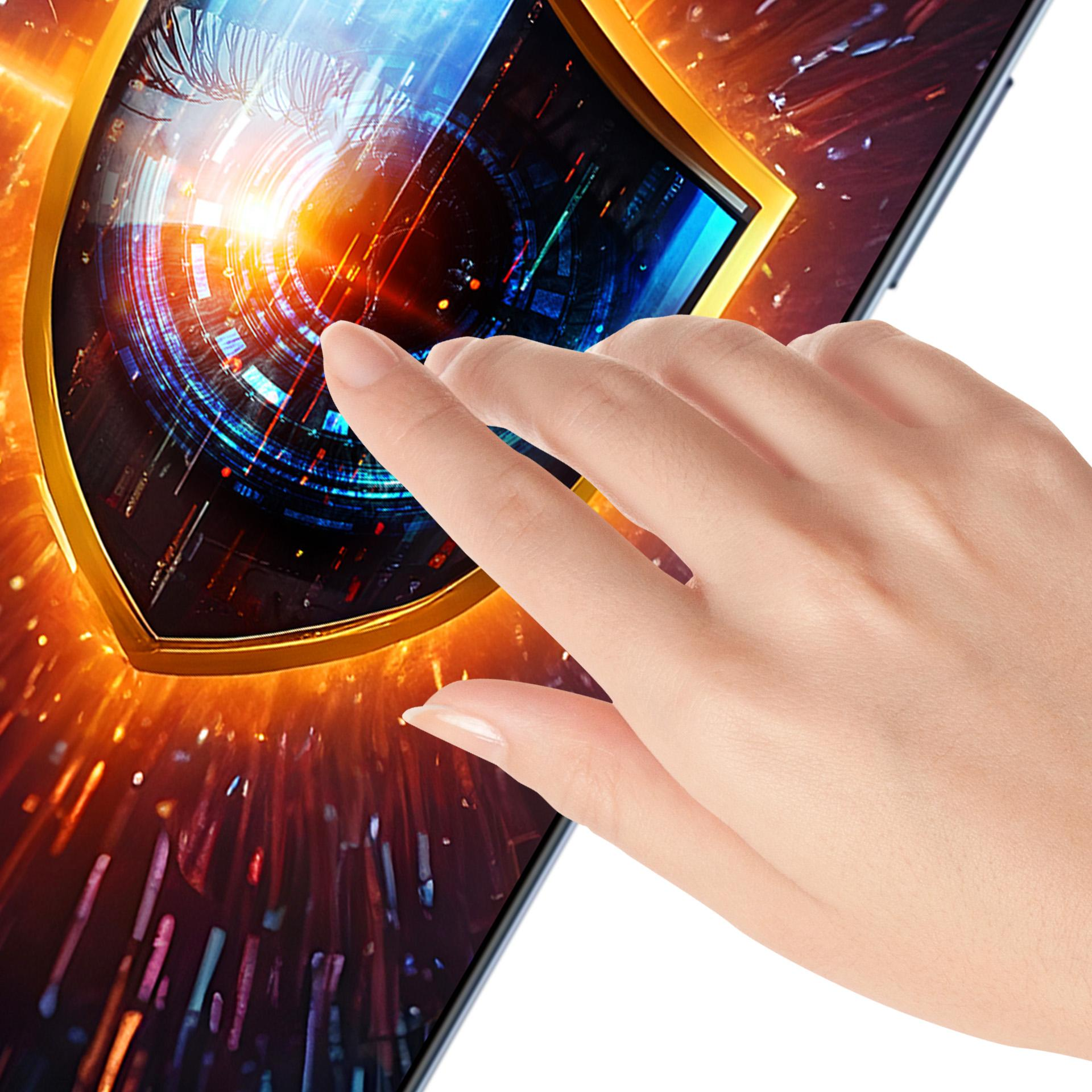 Una mano tocca uno schermo che mostra un'interfaccia futuristica con uno scudo d'oro, un occhio e luci arancioni e blu brillanti.