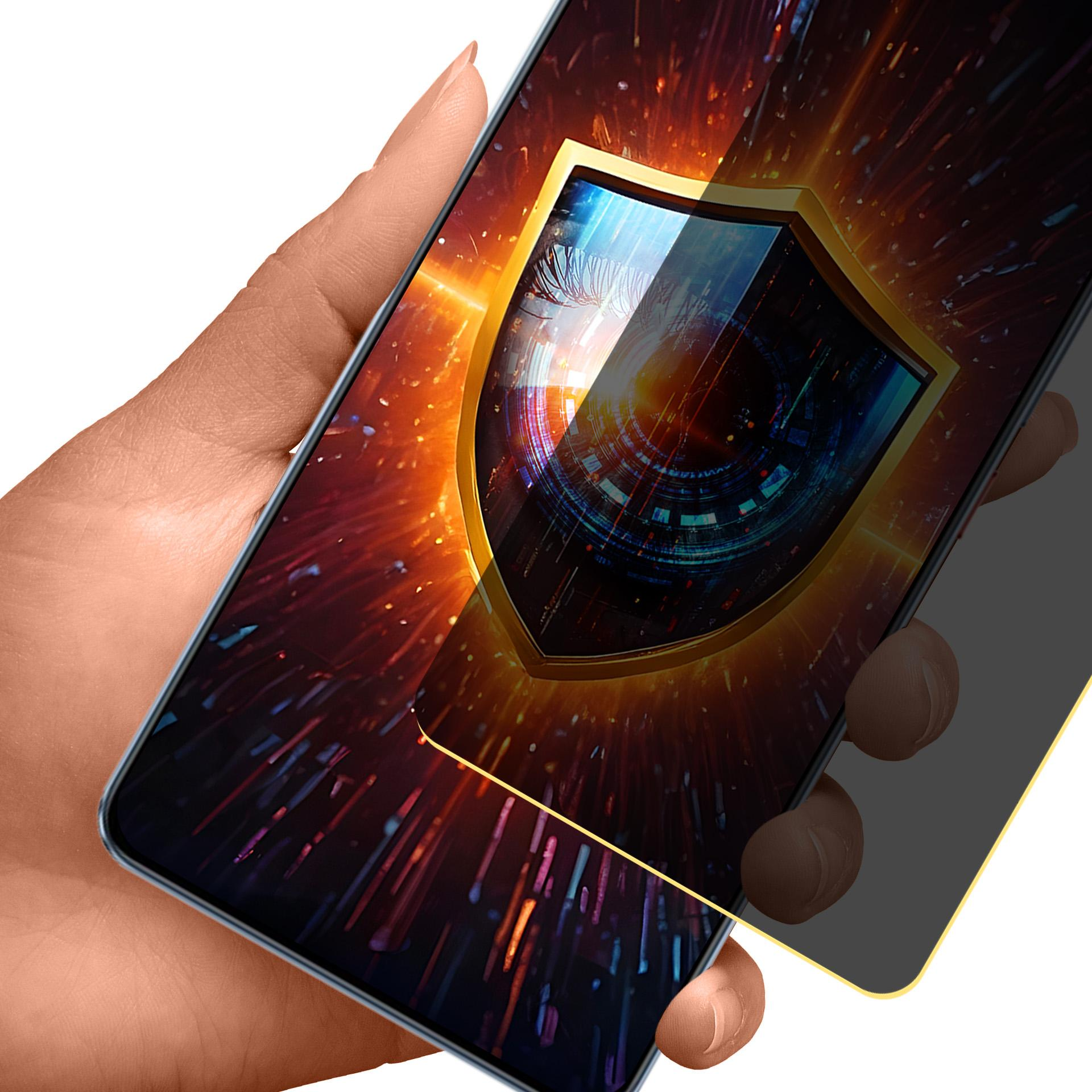 Una mano tiene un telefono con un grafico a scudo. Lo schermo mostra un design digitale colorato, che suggerisce sicurezza.