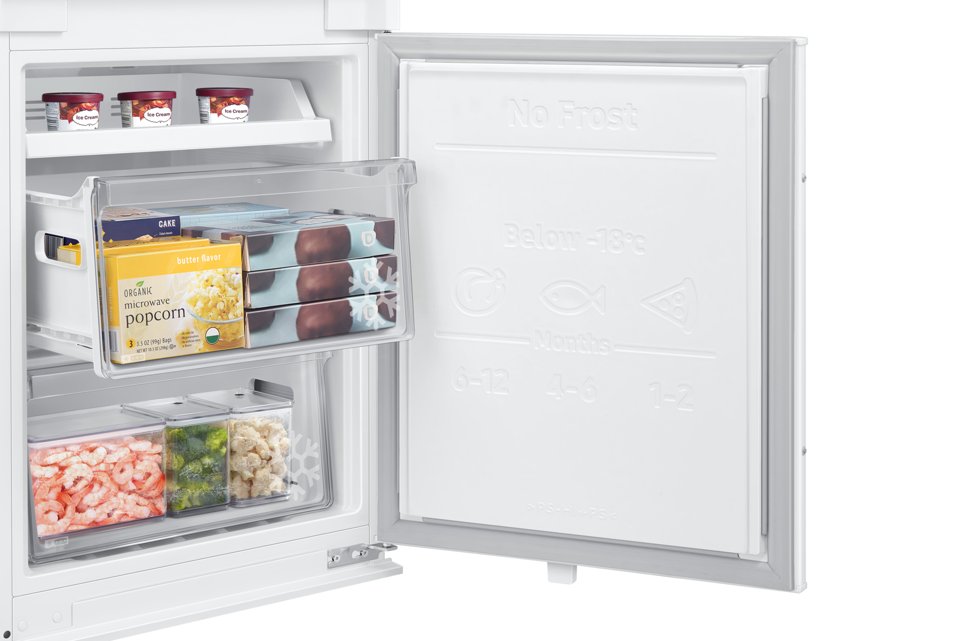 Otwarta zamrażarka z lodami, popcornem, ciastem, krewetkami, brokułami i kalafiorem. Białe wnętrze i drzwi.
