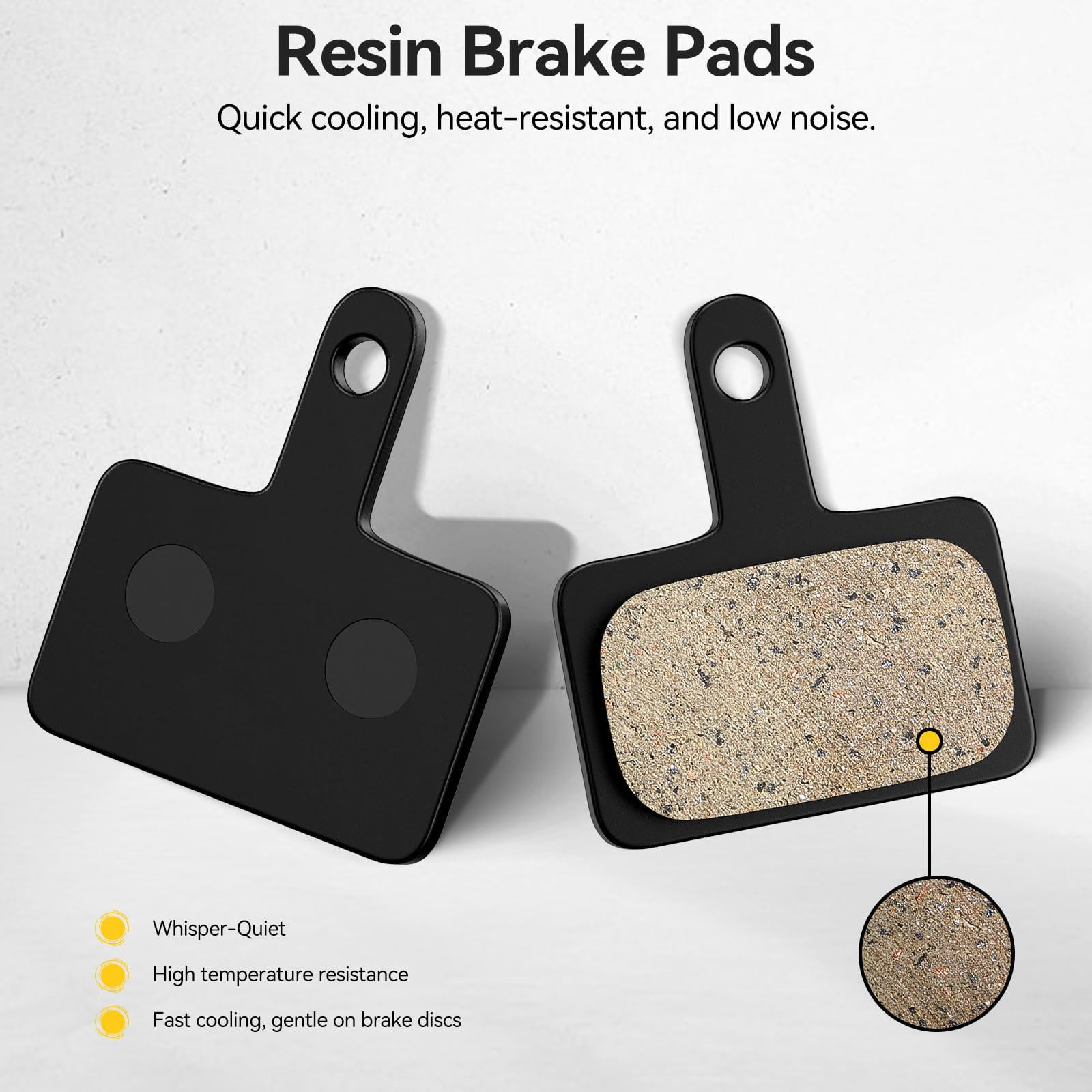 Zwei schwarze Harz-Bremsbeläge, einer mit einer beigen Reibfläche. Text: Resin Brake Pads, Schnellkühlung, hitzebeständig und geräuscharm.