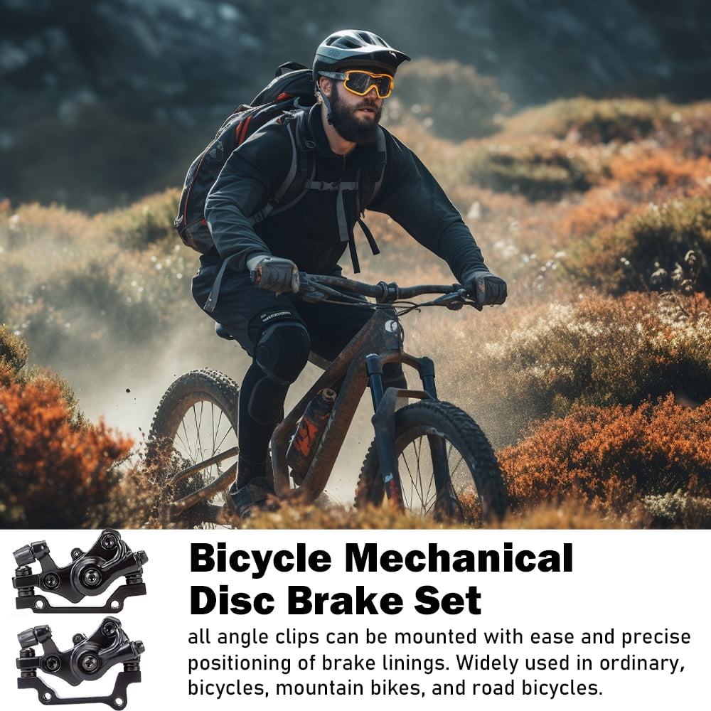 Ein Radfahrer auf einem Mountainbike fährt durch einen staubigen Pfad. Der Hintergrund zeigt eine verschwommene Berglandschaft. Scheibenbremsen sind abgebildet.