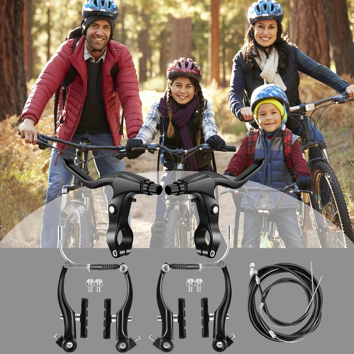 Familie auf Fahrrädern im Wald. Eltern und Kinder tragen Helme. Fahrradteile sind vorne. Bäume im Hintergrund.