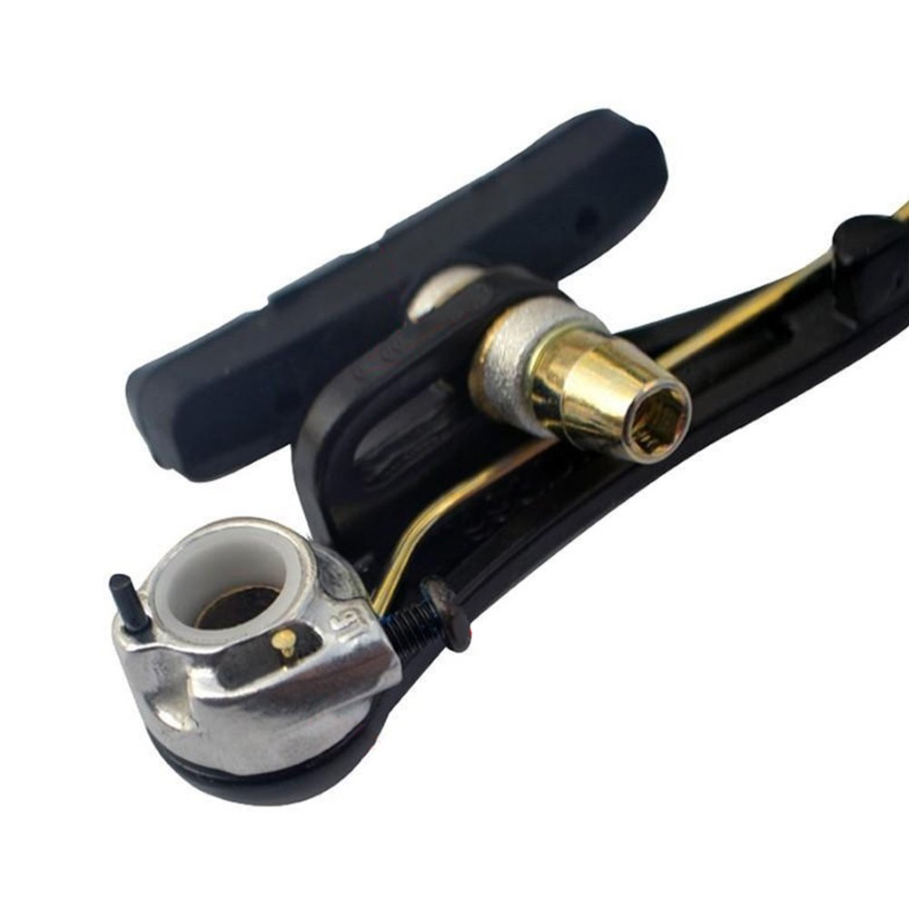 Nahaufnahme eines Fahrradbremssattels. Er hat schwarze und silberne Metallteile. Ein schwarzer Bremsbelag ist sichtbar.