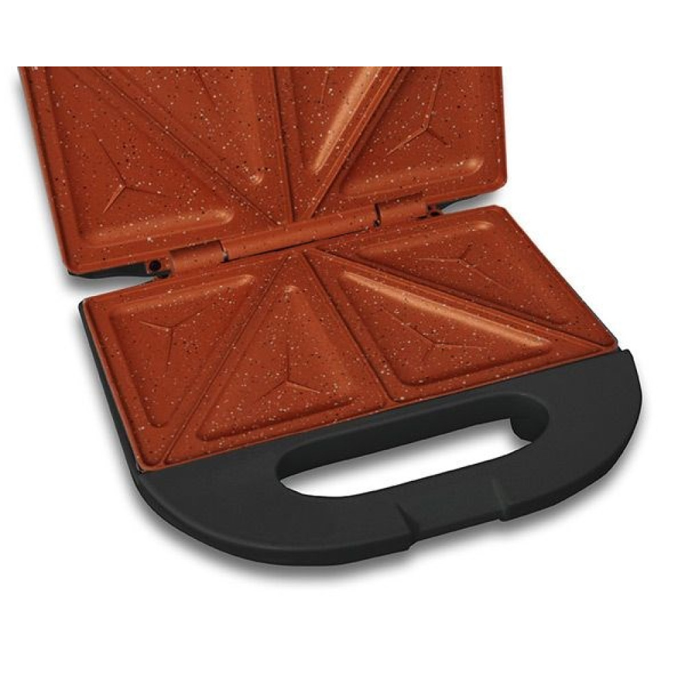 Otwarta opiekacz do kanapek. Brązowe, nakrapiane wnętrze z trójkątnymi formami. Czarny uchwyt. Białe tło.