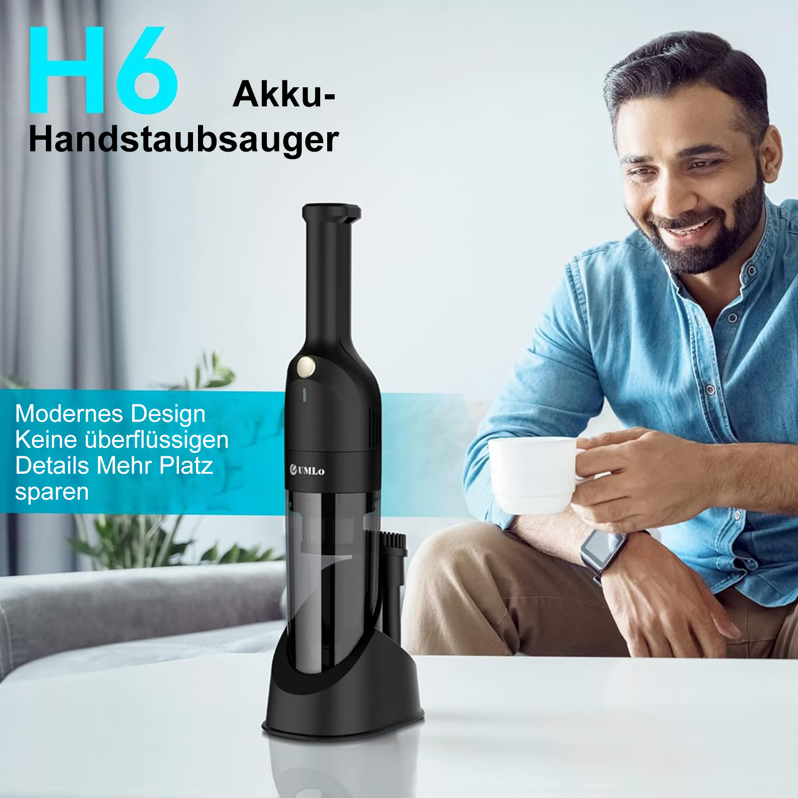 Ein Mann lächelt, hält eine weiße Tasse und steht neben einem schwarzen, kabellosen Staubsauger.