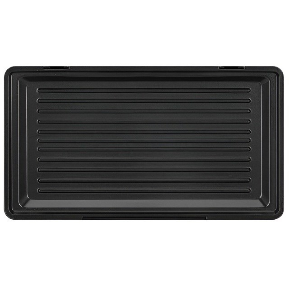 Zbliżenie czarnej, prostokątnej płyty grzejnej z równoległymi rowkami. Ma składaną pokrywę i leży na białej powierzchni.