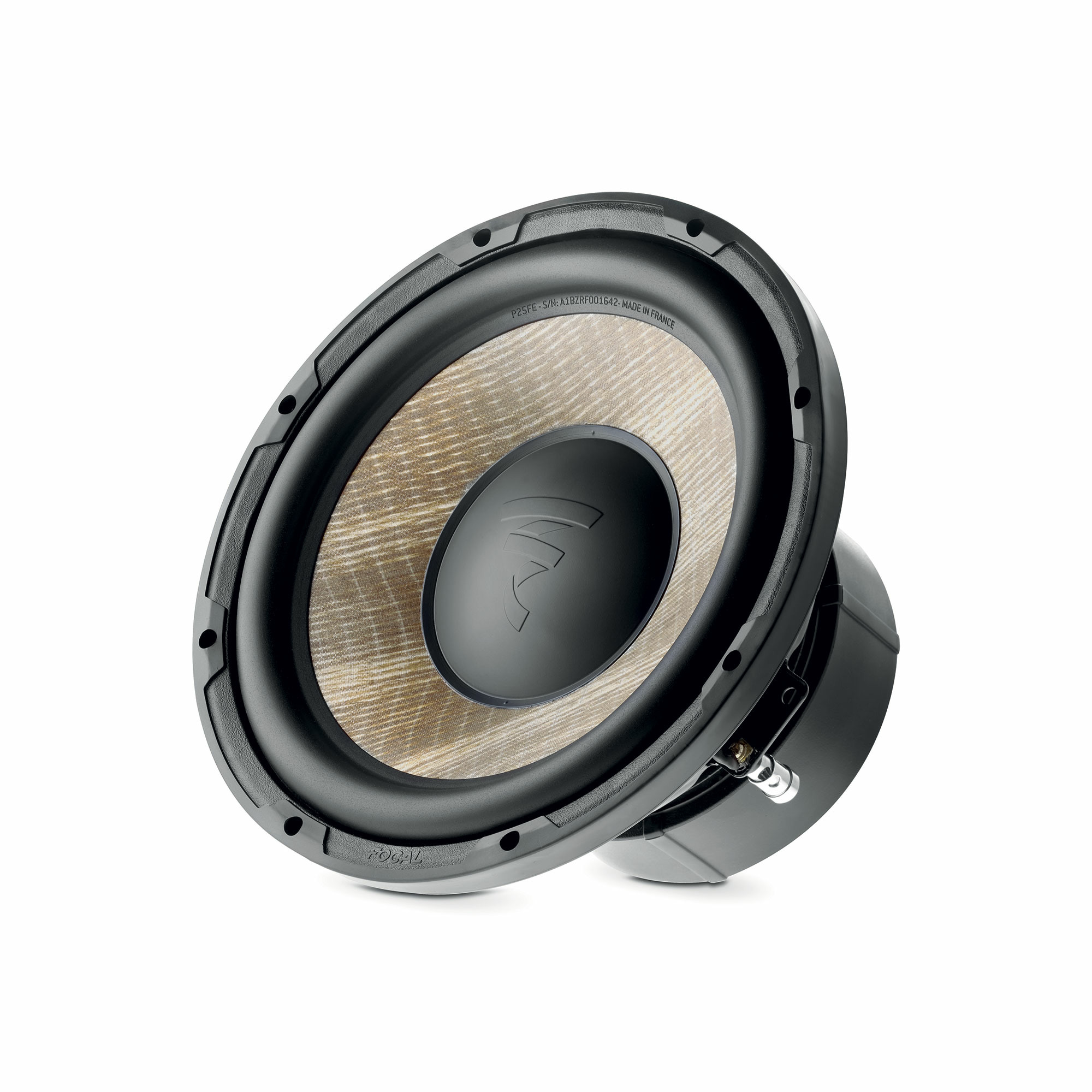 Schwarzer Focal-Subwoofer auf weißem Hintergrund. Der Lautsprecher hat einen beigefarbenen Konus und einen schwarzen Rahmen.