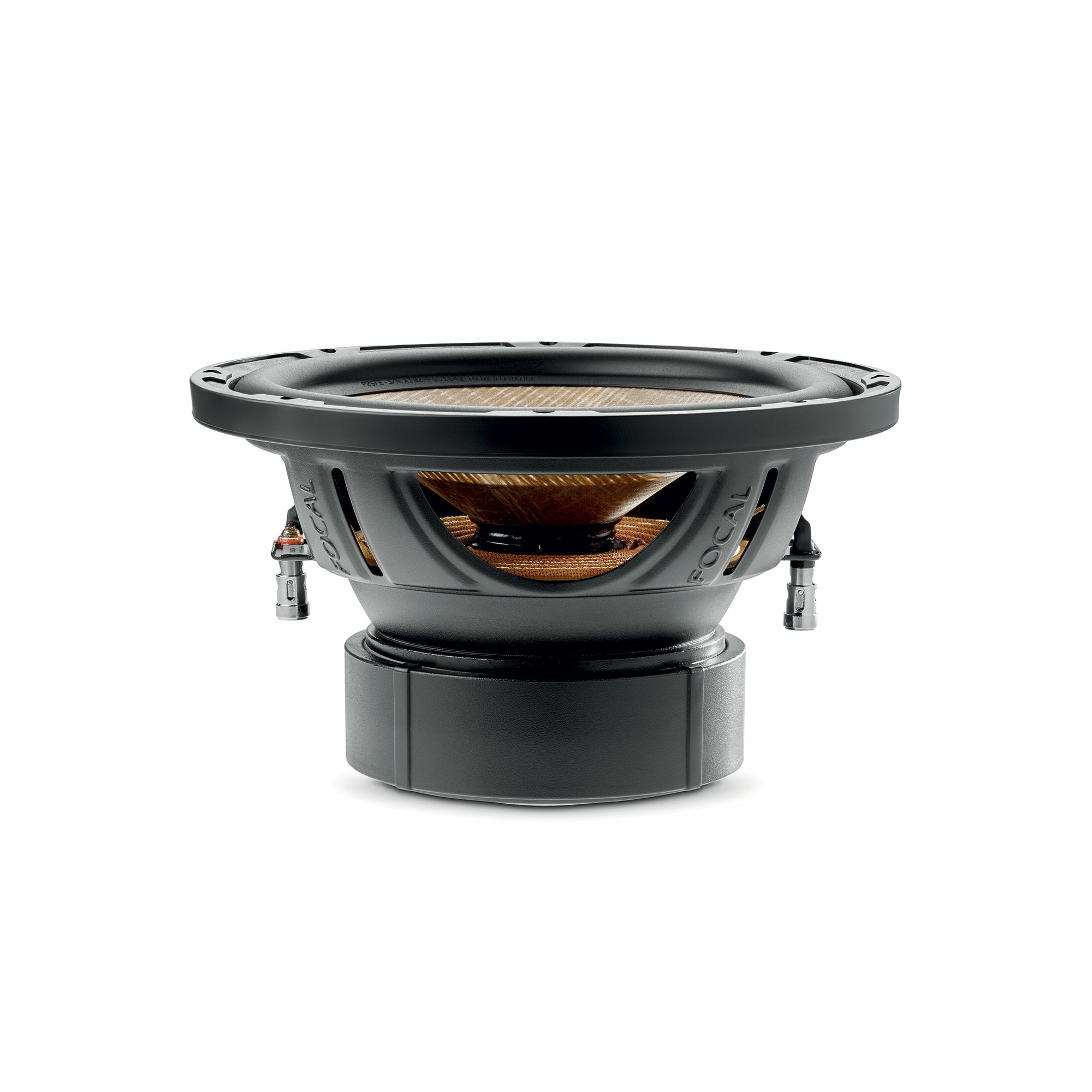 Schwarzer Subwoofer auf weißem Hintergrund. Mit schwarzem Rahmen und braunem Konus. Marke Focal sichtbar.