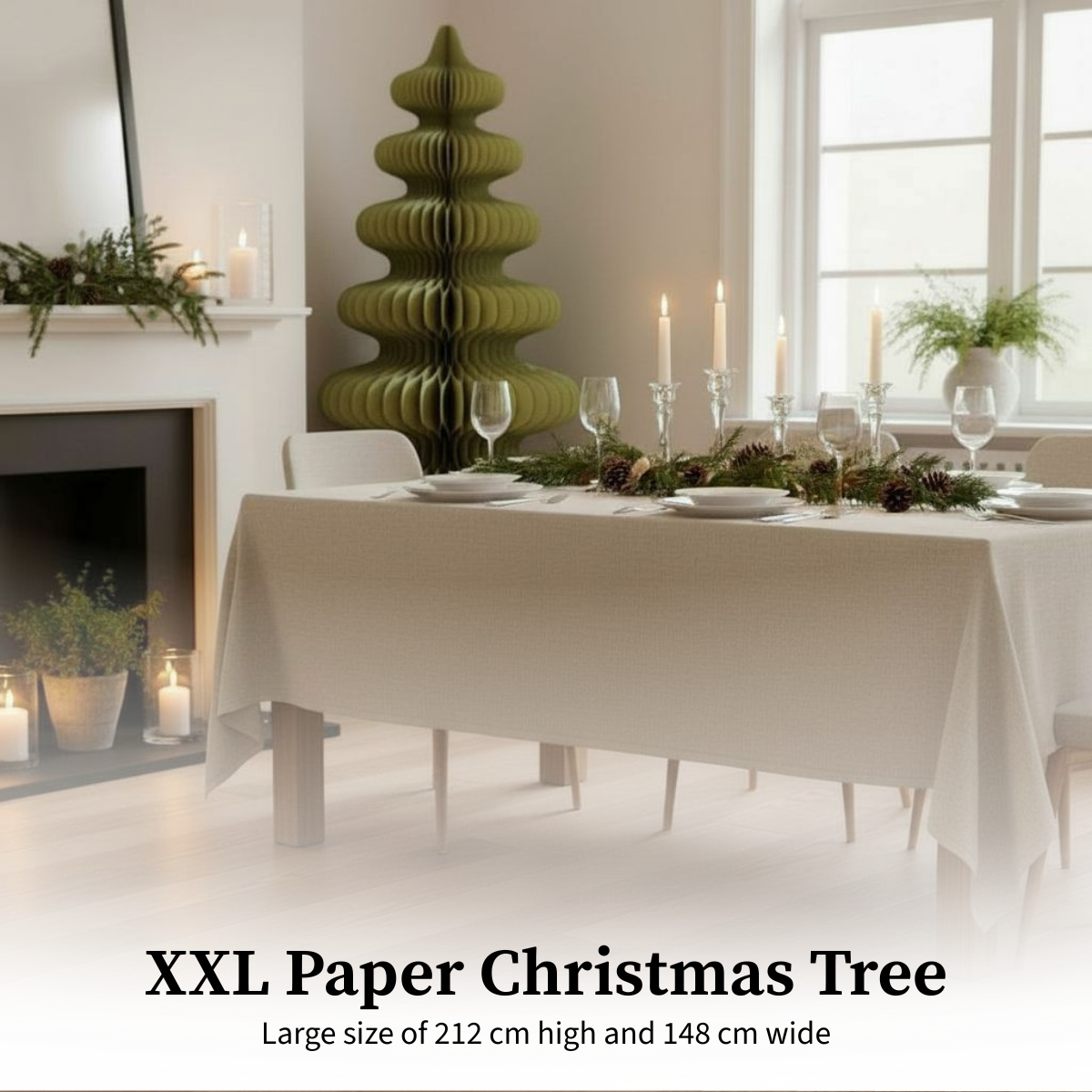 Une table à manger pour Noël. Un sapin de Noël en papier vert est en arrière-plan. Bougies et décorations sur la table.