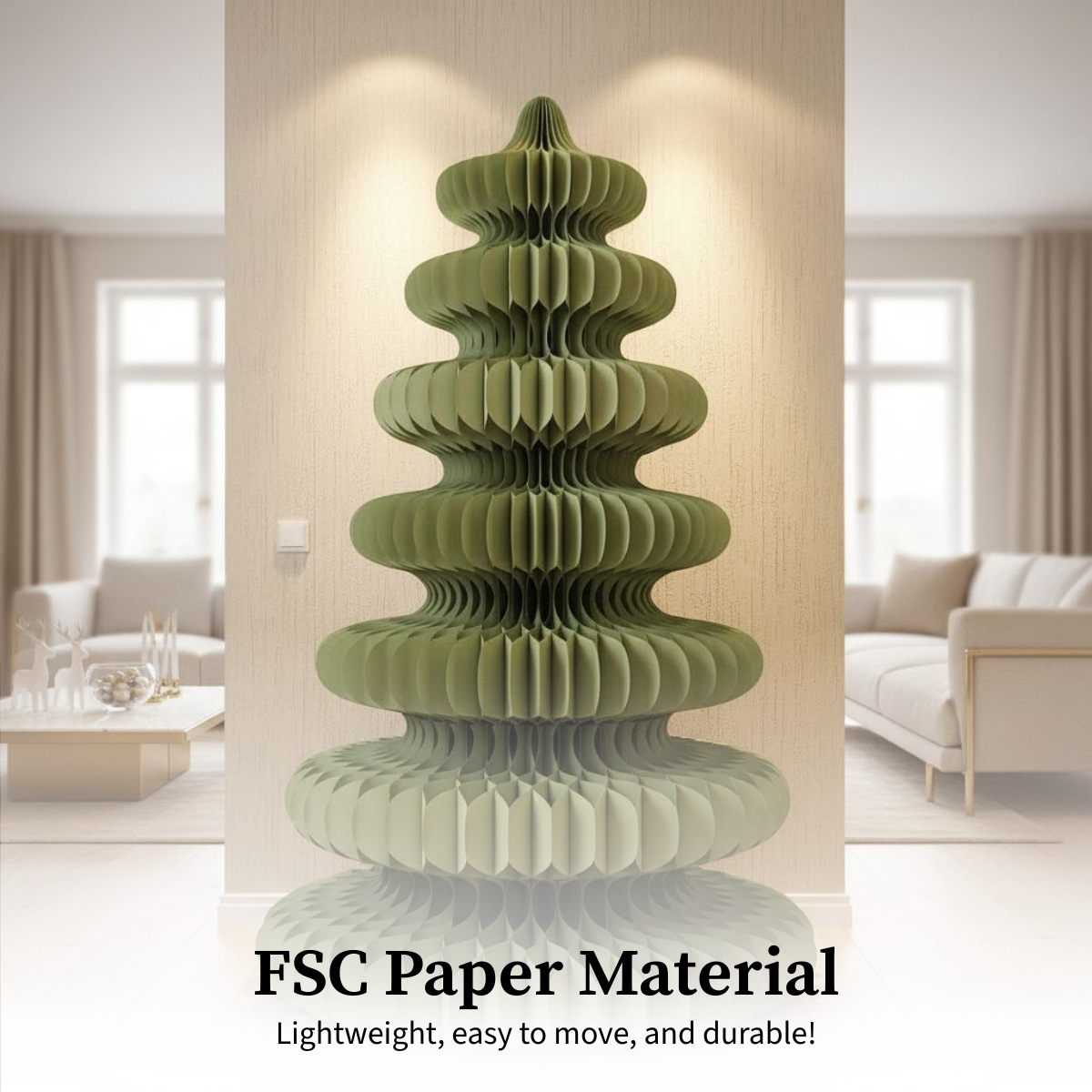 Une sculpture verte en papier en forme de sapin de Noël dans une pièce. Texte : Matériau papier FSC. Léger, facile à déplacer et durable !