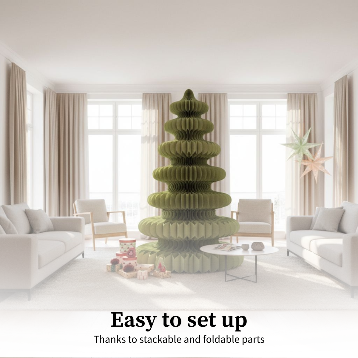 Un salon moderne avec un sapin de Noël en papier vert. Des canapés, des fauteuils et des cadeaux sont présents. La pièce a de grandes fenêtres et des rideaux beiges.