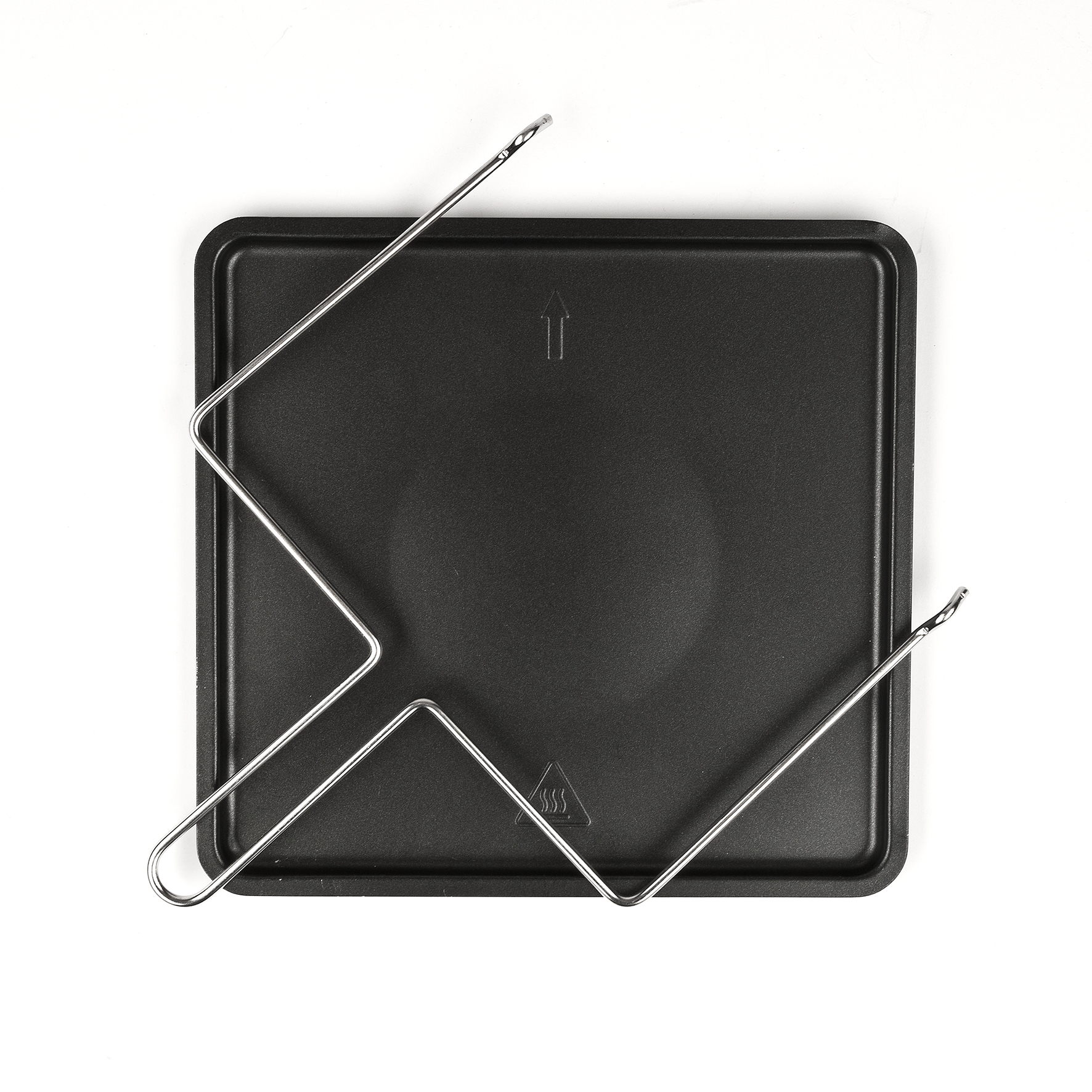 Czarna blacha do pieczenia z drucianym rusztem na białym tle. Taca ma strzałkę i symbol ciepła.