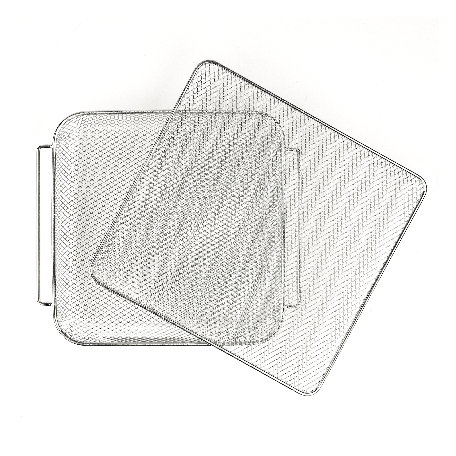 Trzy metalowe tace z siatki na białym tle. Jedna jest prostokątna z uchwytami, pozostałe kwadratowe.
