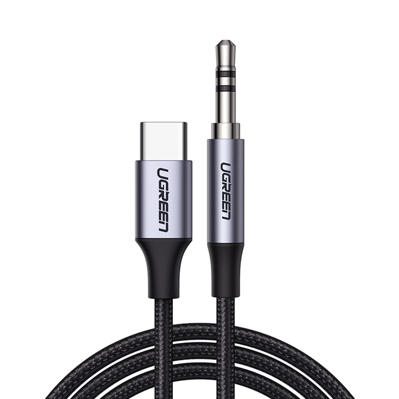 Kabel audio UGREEN. Jeden koniec to USB-C, drugi to wtyczka jack 3,5 mm. Oba złącza są srebrne z czarnym tekstem.