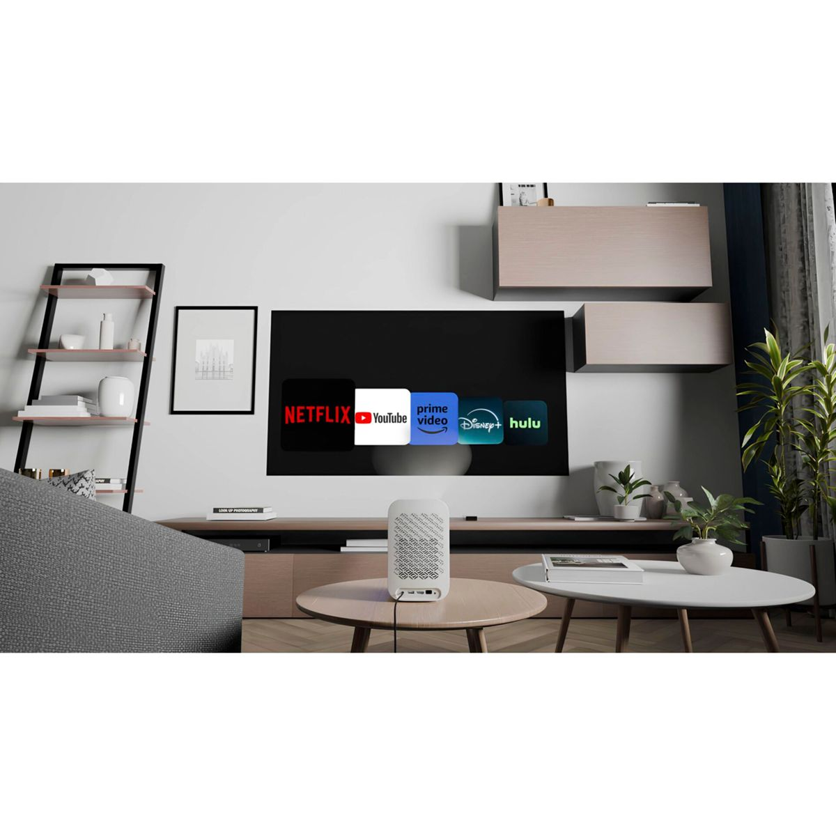 Wohnzimmerszene mit einem Fernseher, der Streaming-Apps anzeigt, einem weißen Lautsprecher und zwei runden Tischen. Pflanzen und Regale sind sichtbar.