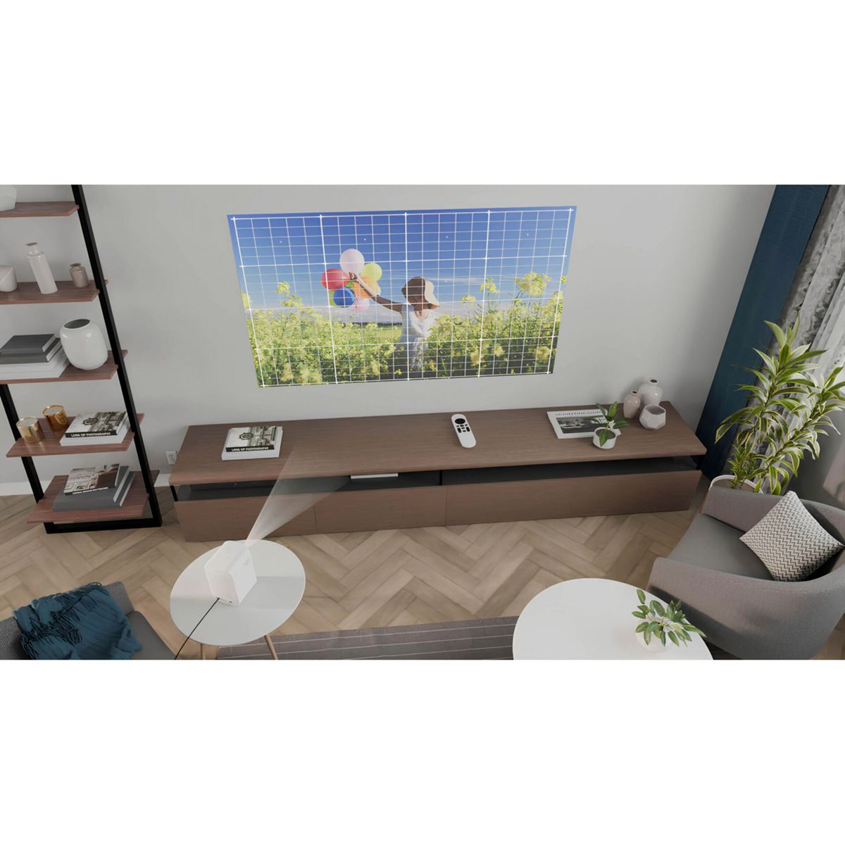 Ein Projektor zeigt ein Bild einer Person, die Luftballons hält. Ein Couchtisch, Regale und ein Sofa befinden sich im Raum.