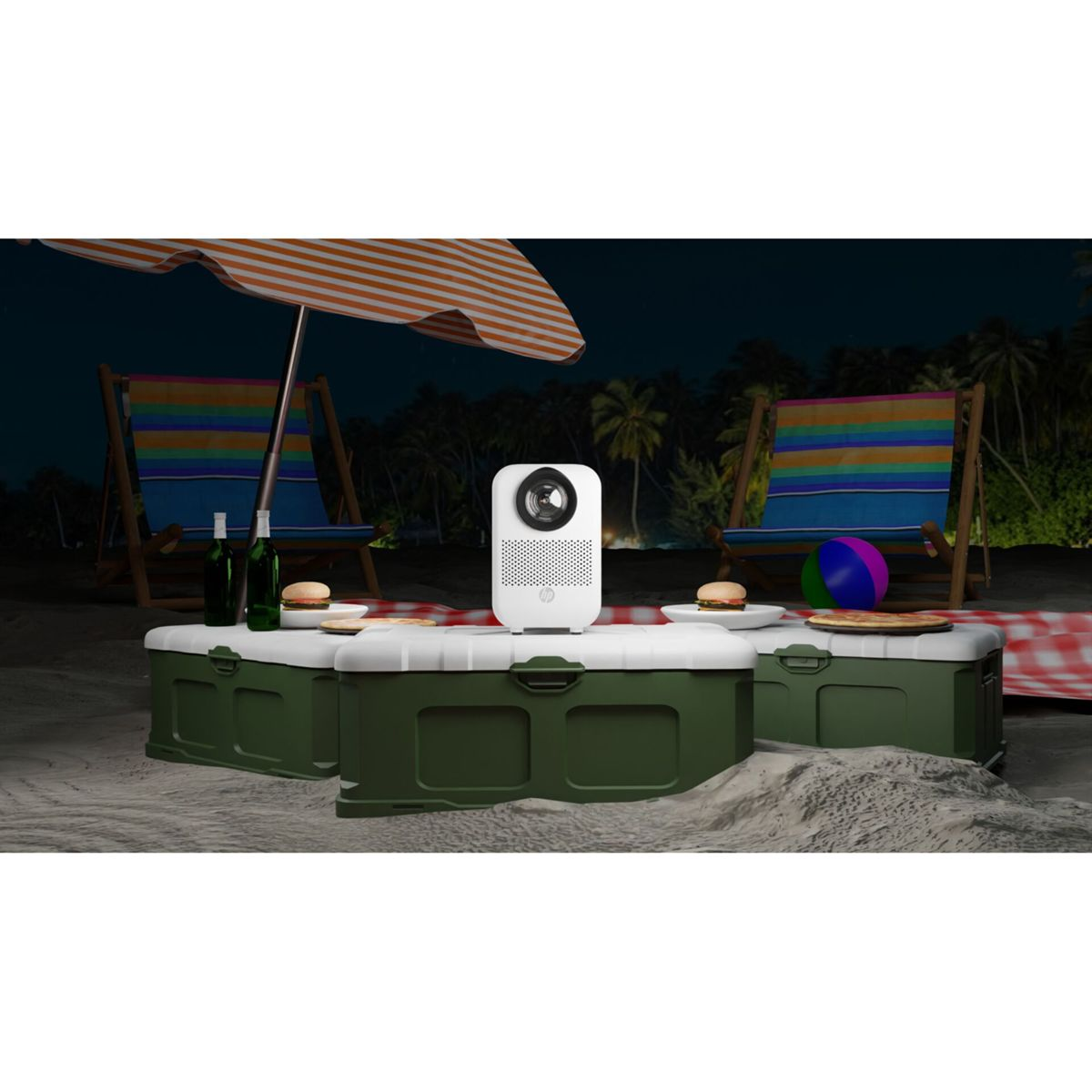 Ein Projektor auf einem Strandpicknick-Setup. Enthält Stühle, Essen und einen Sonnenschirm. Dunkler Himmel mit Palmen im Hintergrund.