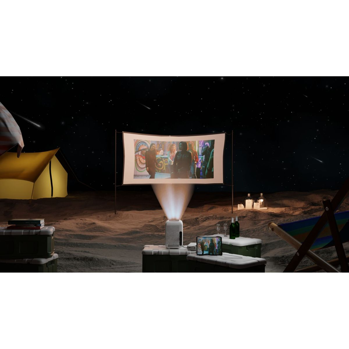 Ein Projektor zeigt einen Film auf einer Leinwand. Ein Zelt, Stühle und Kerzen umgeben ihn unter einem Sternenhimmel.