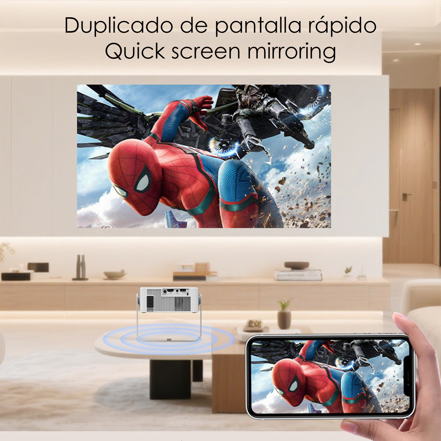 Ein Projektor zeigt Spider-Man. Ein Telefon spiegelt das Bild. Ein Wohnzimmer mit rundem Tisch, Schrank und Sofa im Hintergrund.