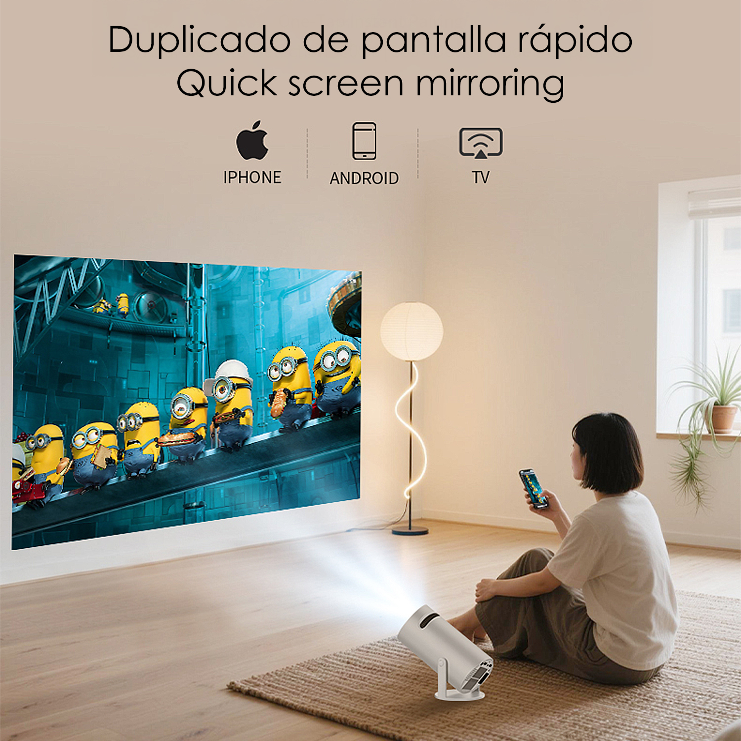 Eine Frau sitzt auf einem Teppich und benutzt ihr Telefon. Ein Projektor zeigt einen Minions-Film an der Wand. Der Raum hat ein modernes Design.