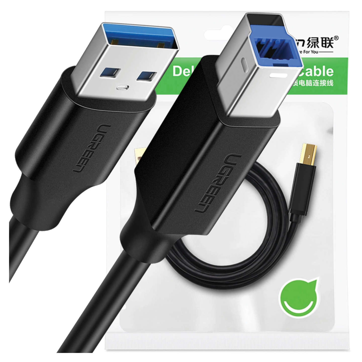 Afbeelding toont twee zwarte USB-kabels met blauwe connectoren. Eén is opgerold, de andere recht. Een verpakking staat op de achtergrond.